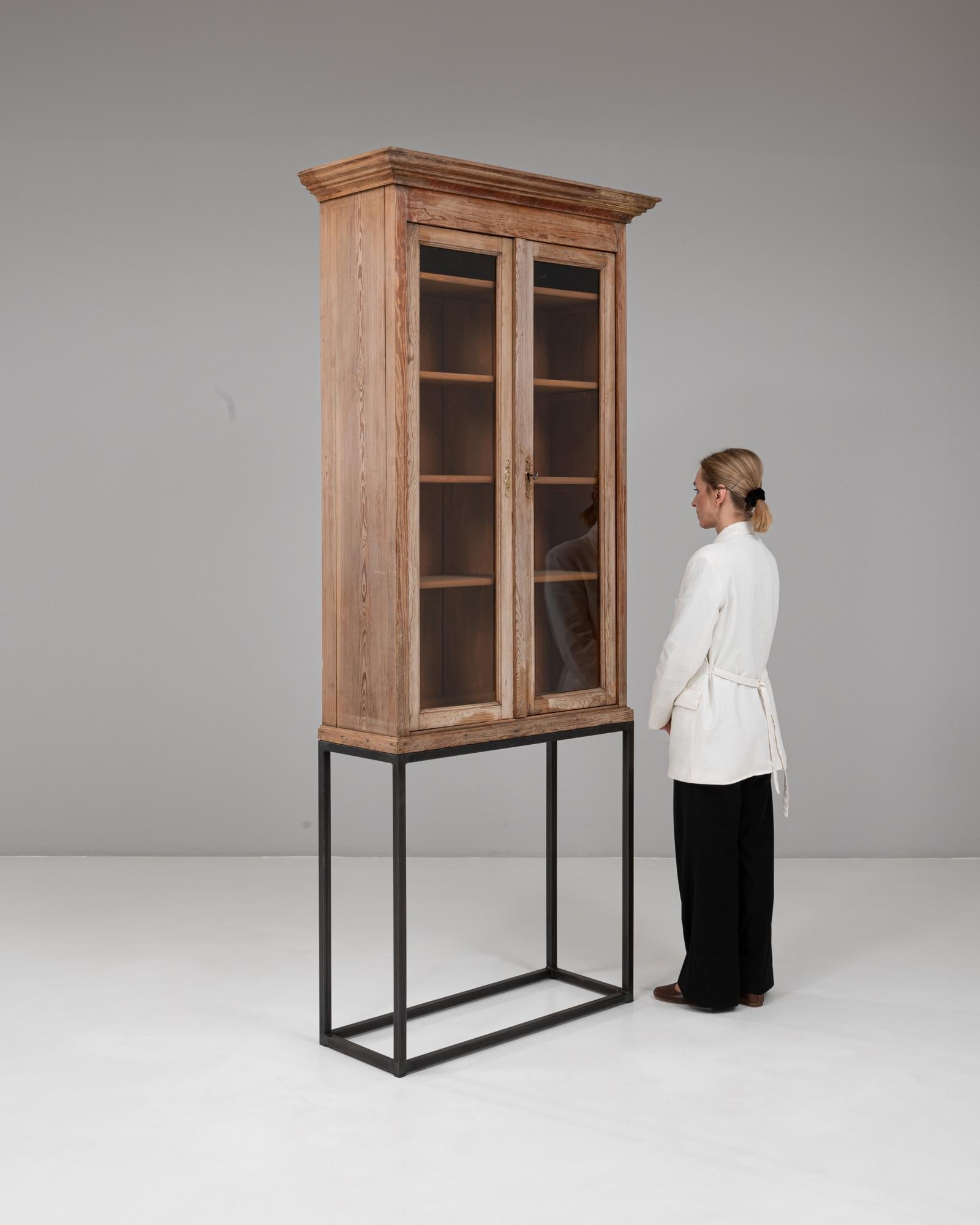 Metallo Vetrina industriale francese del 1900 in legno su base metallica in vendita