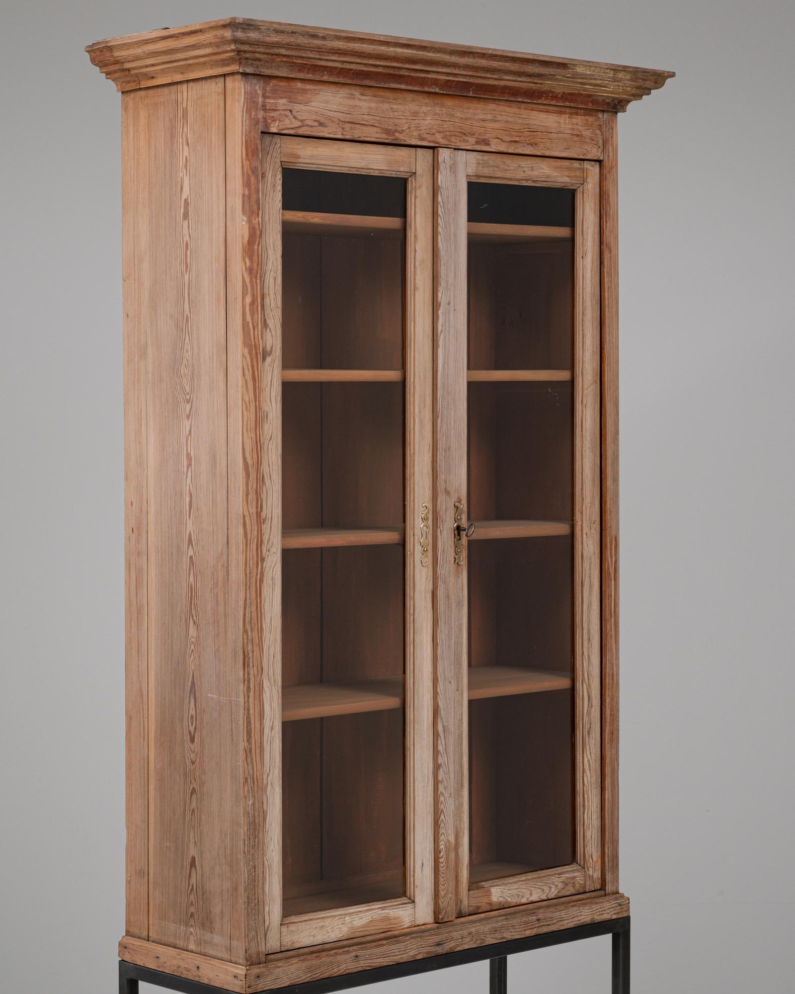 Vetrina industriale francese del 1900 in legno su base metallica in vendita 1