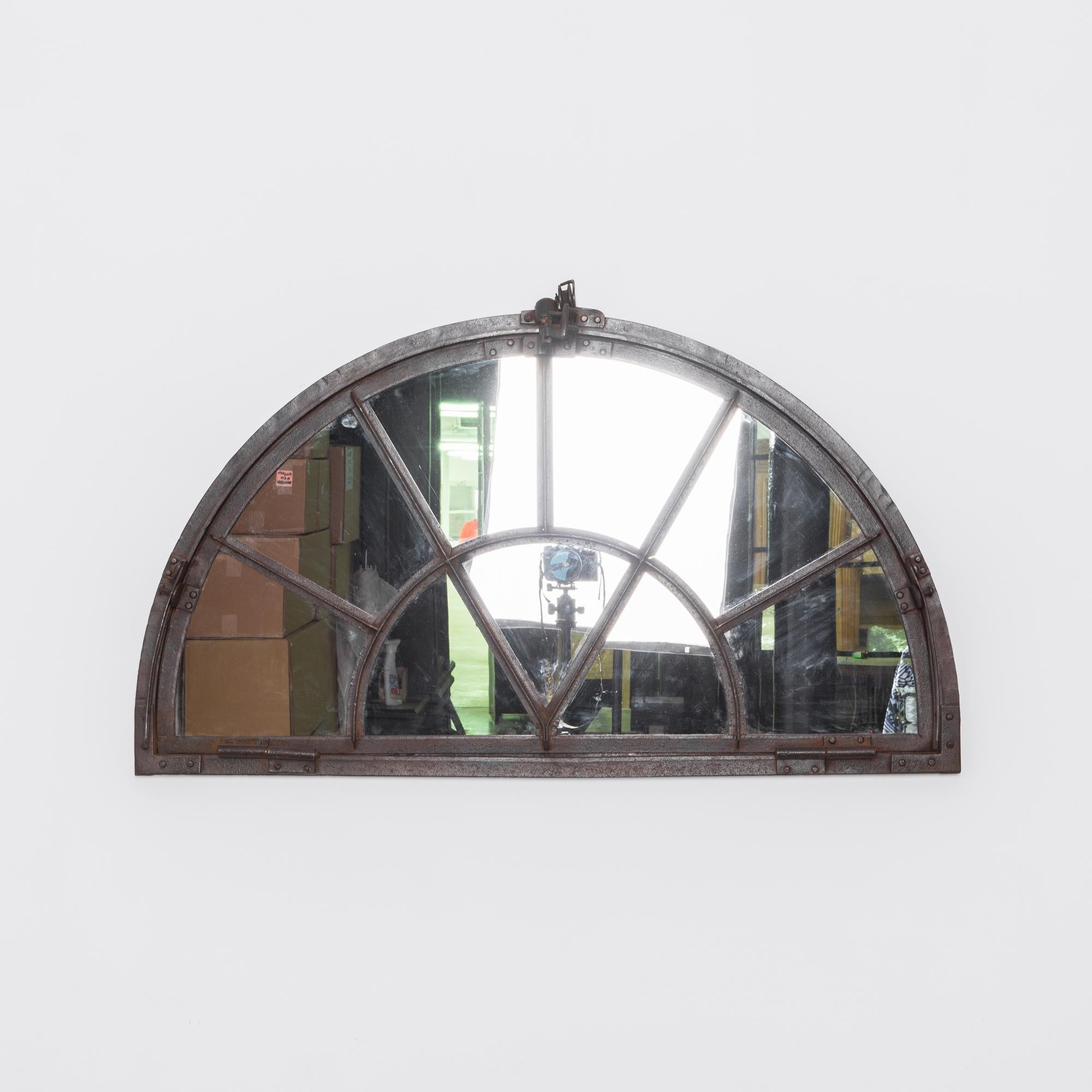 Transportez-vous au début des années 1900 avec cette exquise fenêtre à miroir en fer français des années 1900. Cette fenêtre ancienne, dotée d'un impressionnant châssis demi-rond à dôme de 8 carreaux, dégage un charme industriel. Le cadre en fer