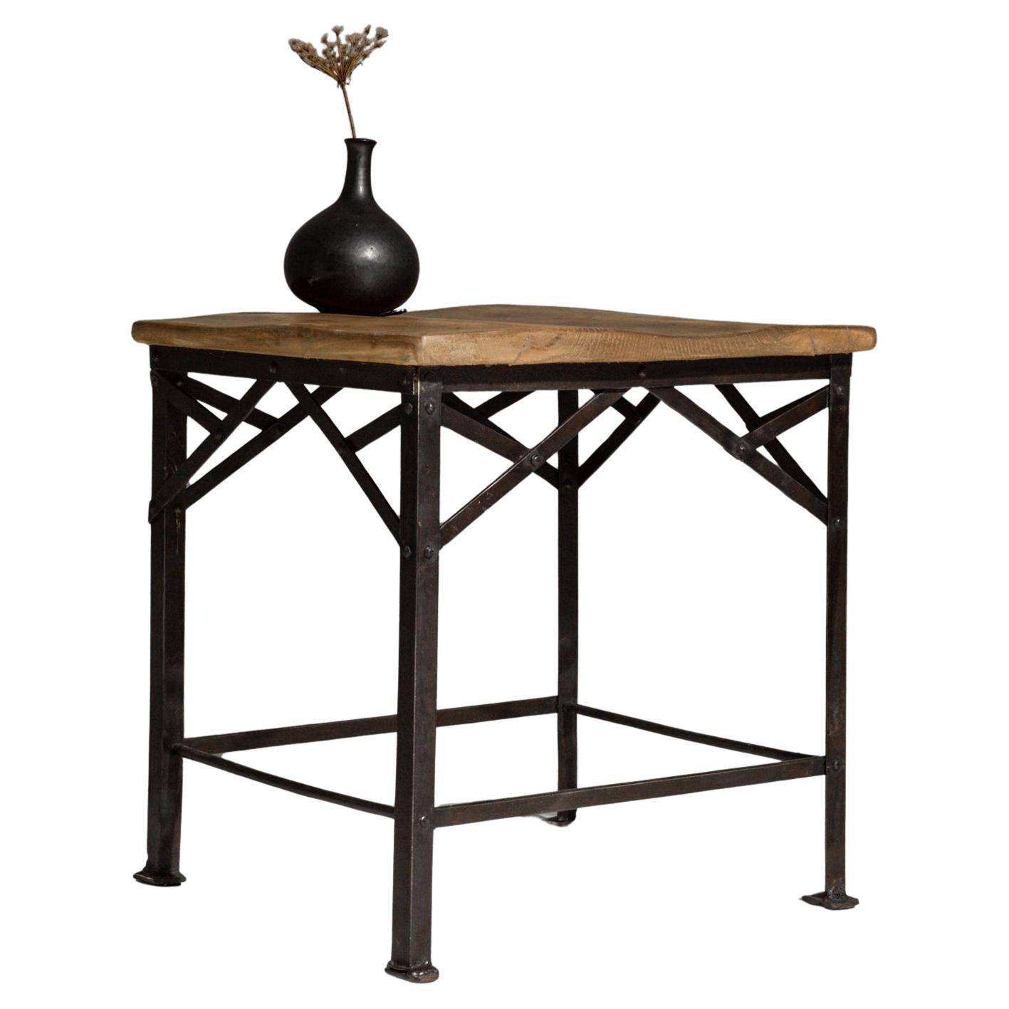 Tavolo francese in ferro rivettato del 1900 con piano in legno