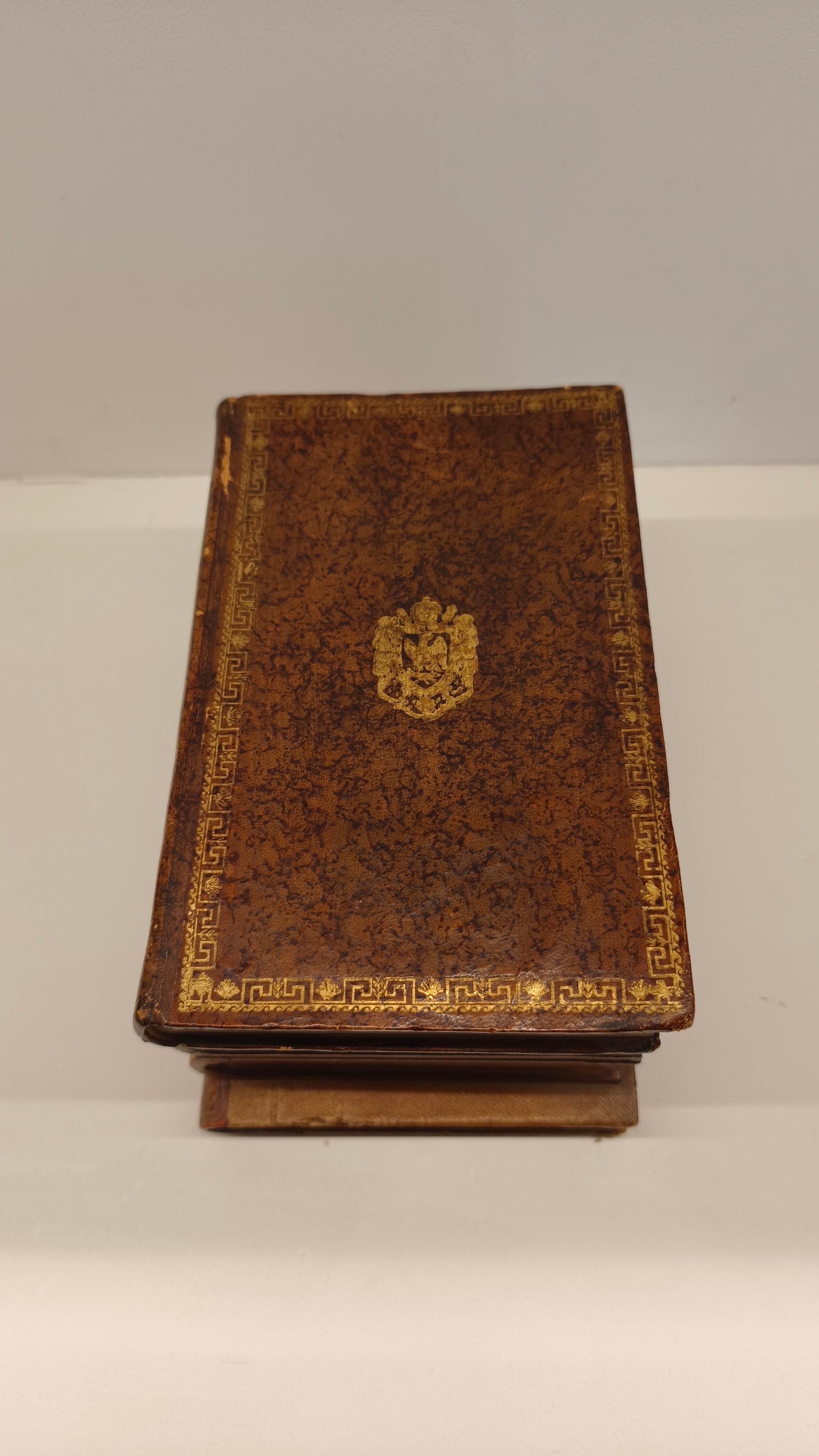 1900er Jahre Französisch Leder Buch Stack Tantalum Liquor / Drinks Box, neo Empire-Stil im Angebot 4