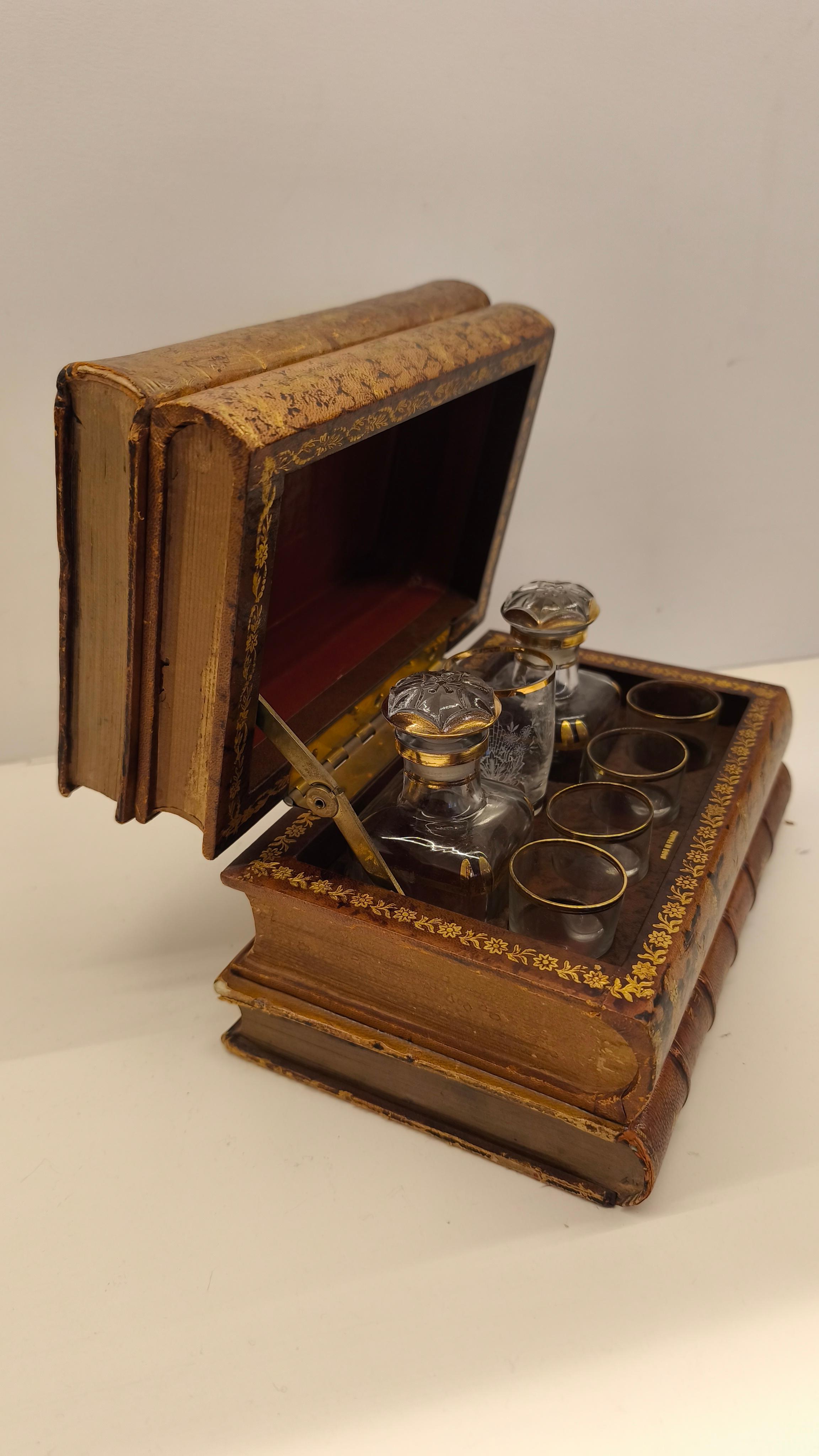 1900er Jahre Französisch Leder Buch Stack Tantalum Liquor / Drinks Box, neo Empire-Stil im Zustand „Gut“ im Angebot in Paris, FR