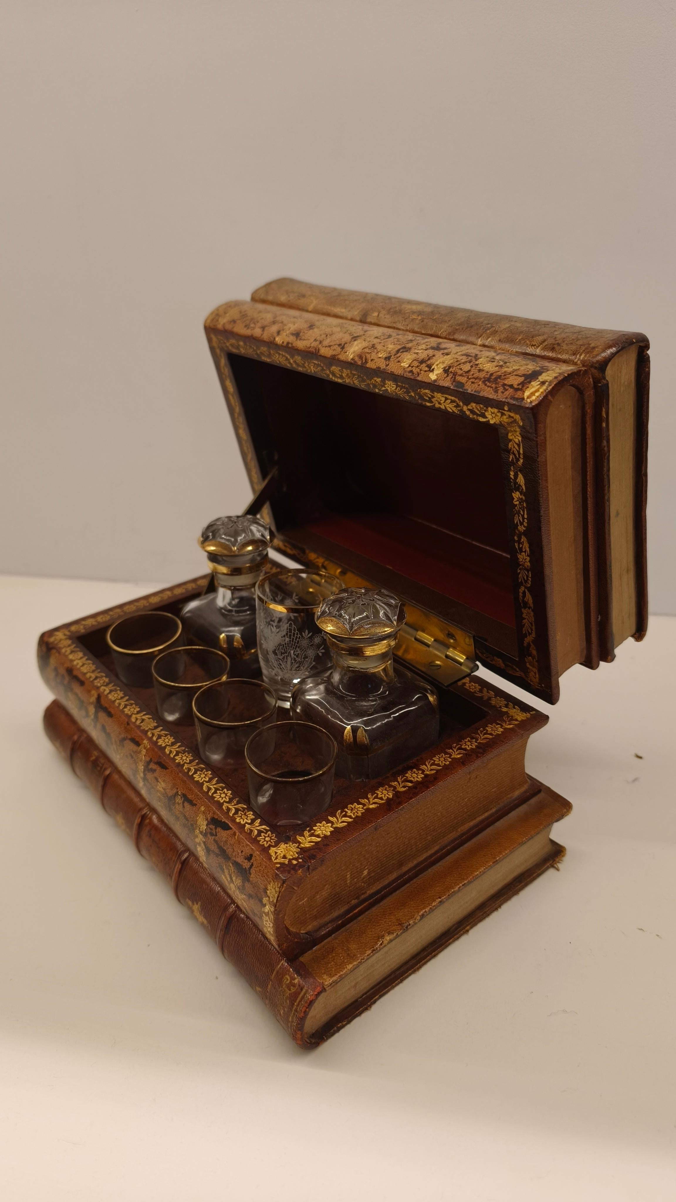 1900er Jahre Französisch Leder Buch Stack Tantalum Liquor / Drinks Box, neo Empire-Stil (Frühes 20. Jahrhundert) im Angebot