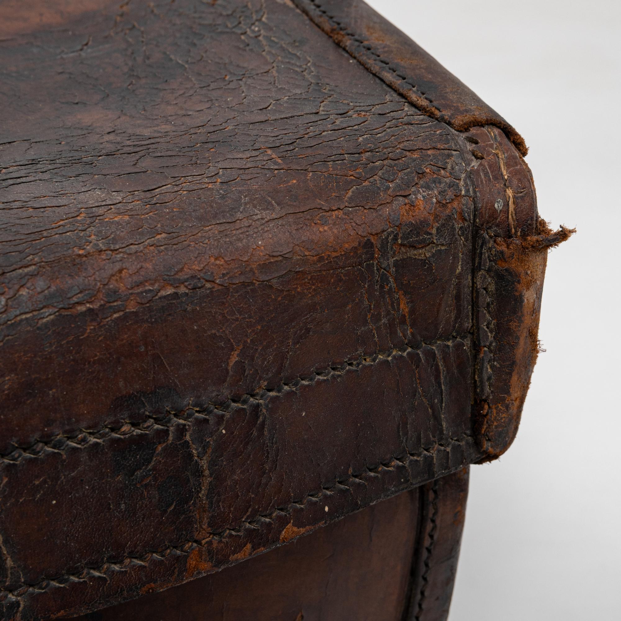 Valigia francese in pelle degli anni '1900 in vendita 6