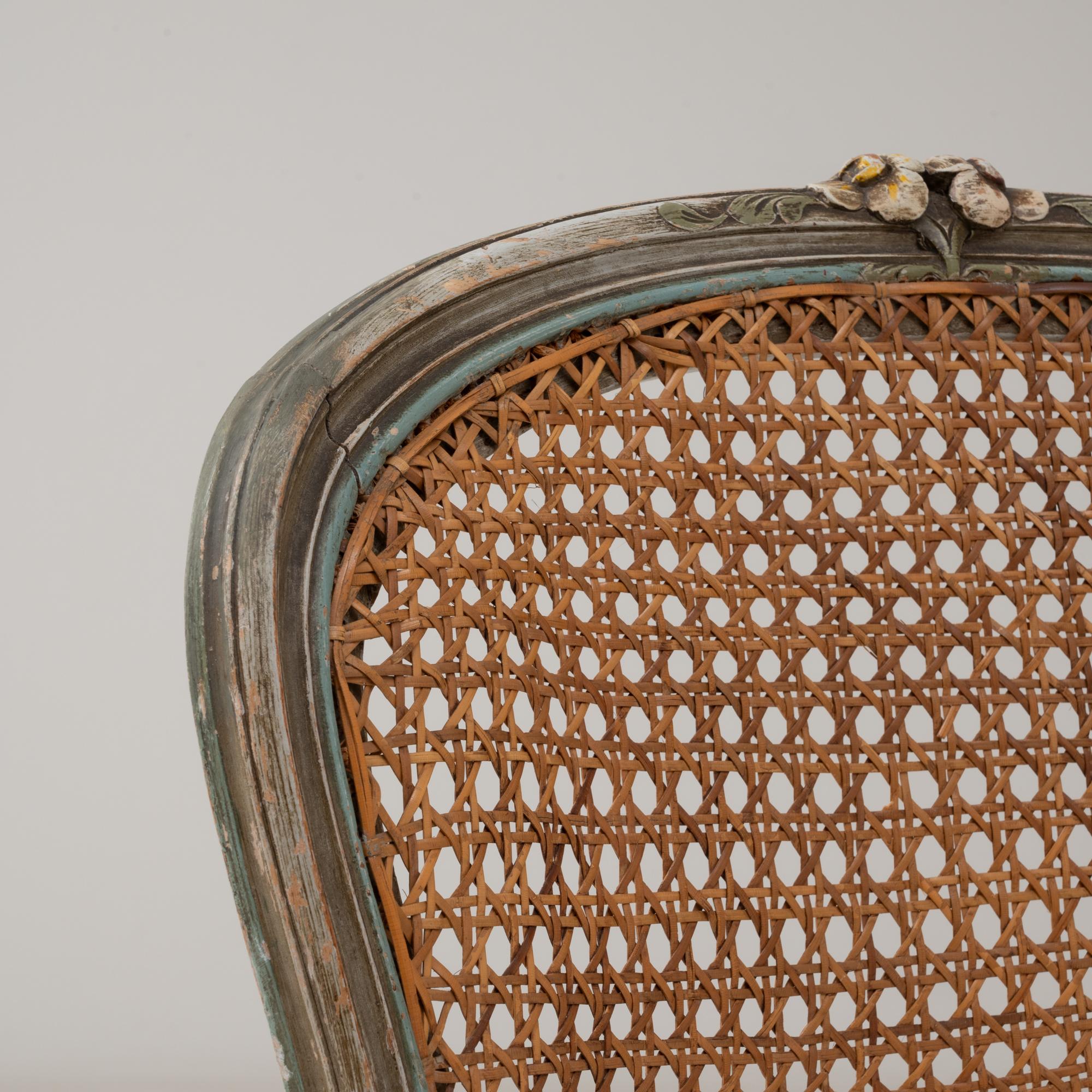Fauteuil francés estilo Luis XV de 1900 con respaldo de caña y asiento tapizado en venta 5