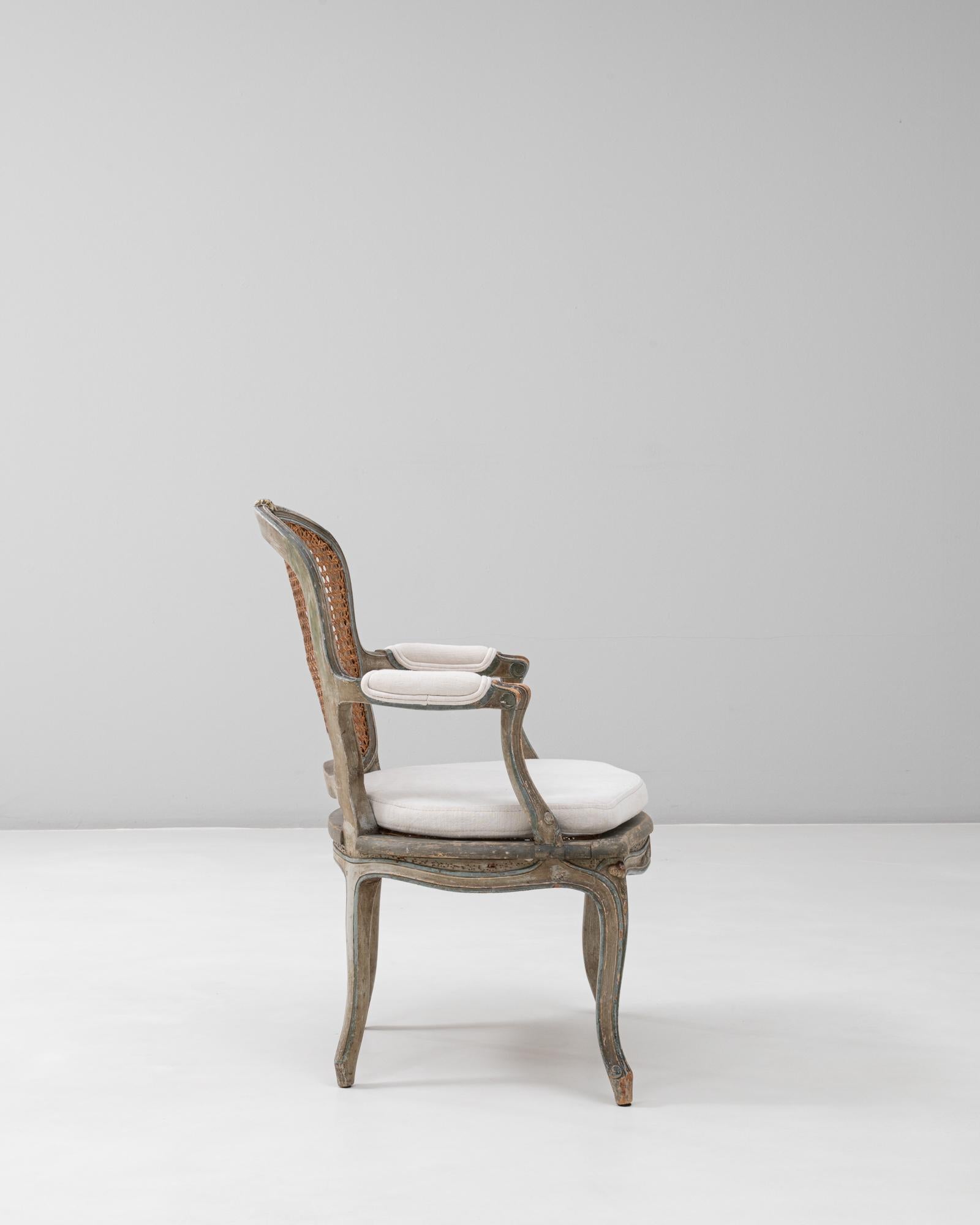 Fauteuil francés estilo Luis XV de 1900 con respaldo de caña y asiento tapizado Francés en venta