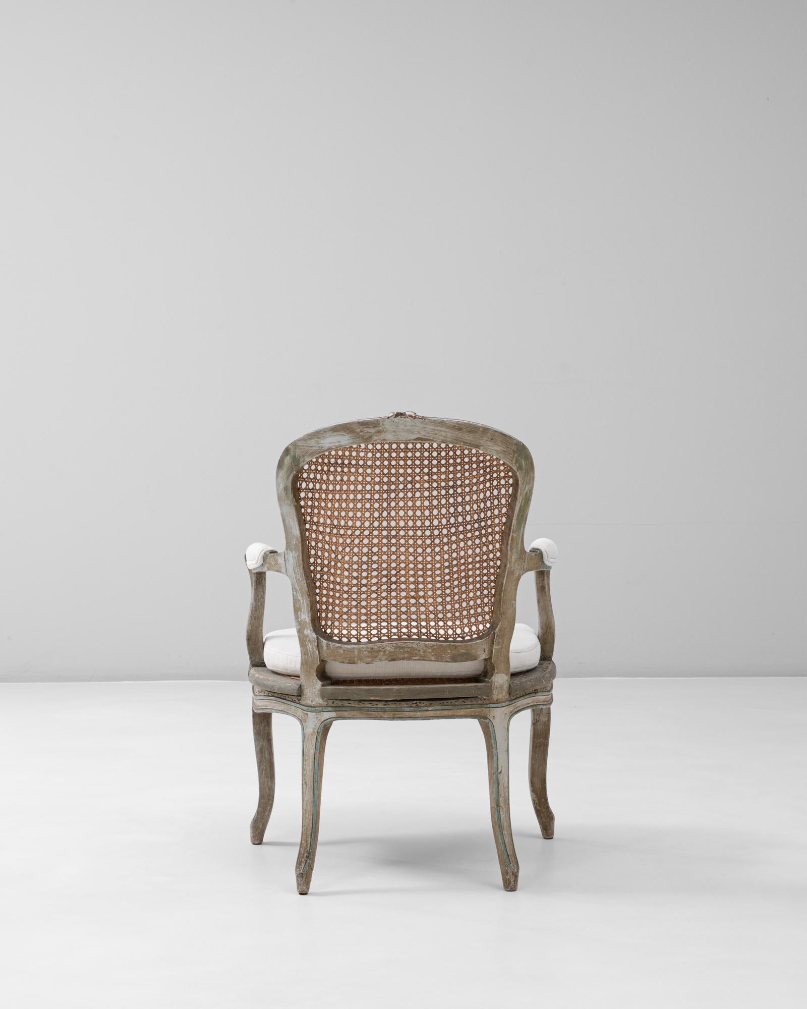 Fauteuil francés estilo Luis XV de 1900 con respaldo de caña y asiento tapizado en Bueno estado para la venta en High Point, NC