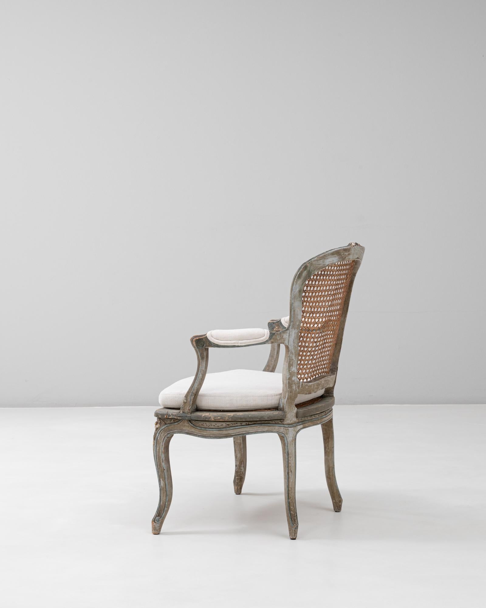 Fauteuil francés estilo Luis XV de 1900 con respaldo de caña y asiento tapizado siglo XX en venta