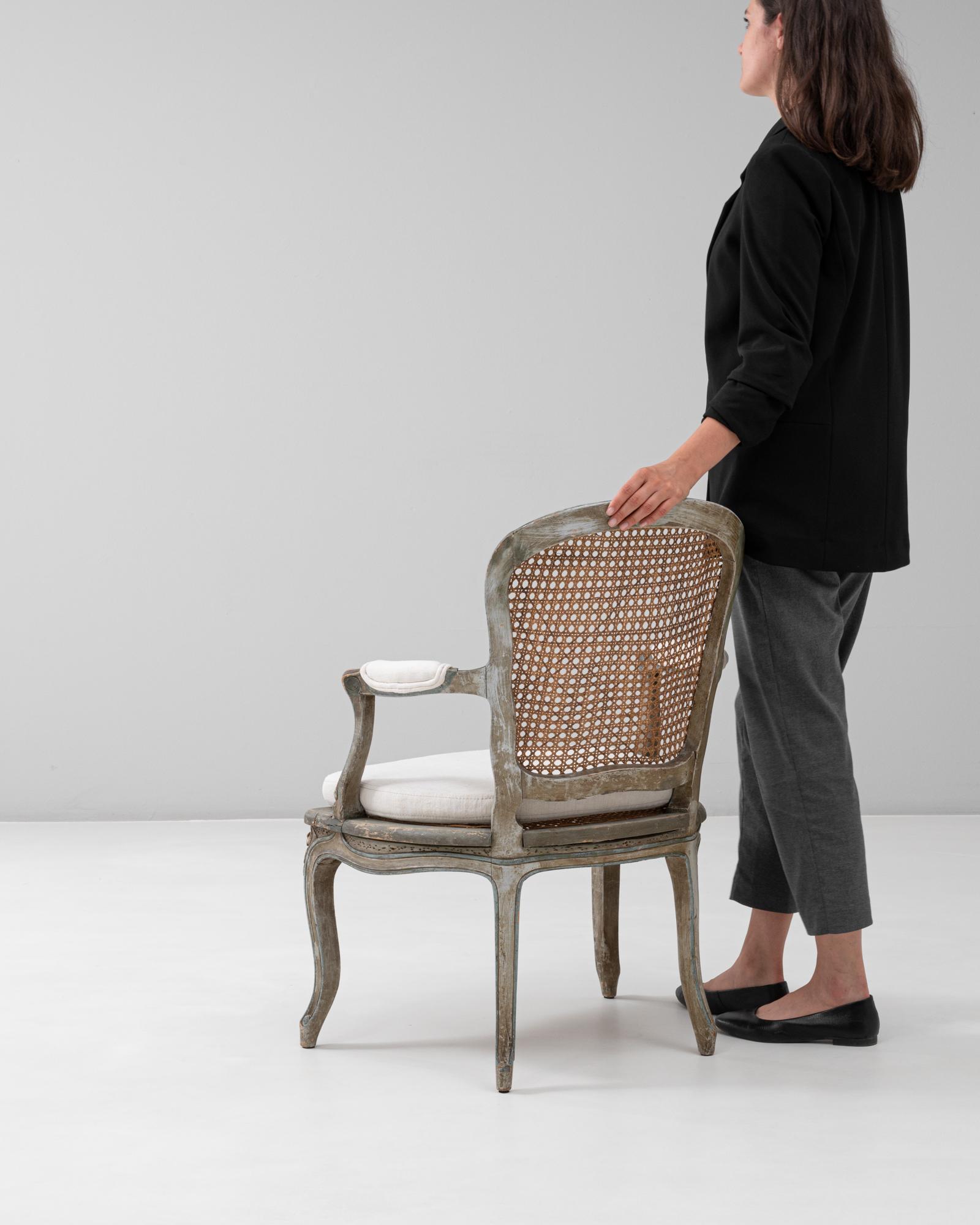Fauteuil francés estilo Luis XV de 1900 con respaldo de caña y asiento tapizado en venta 1