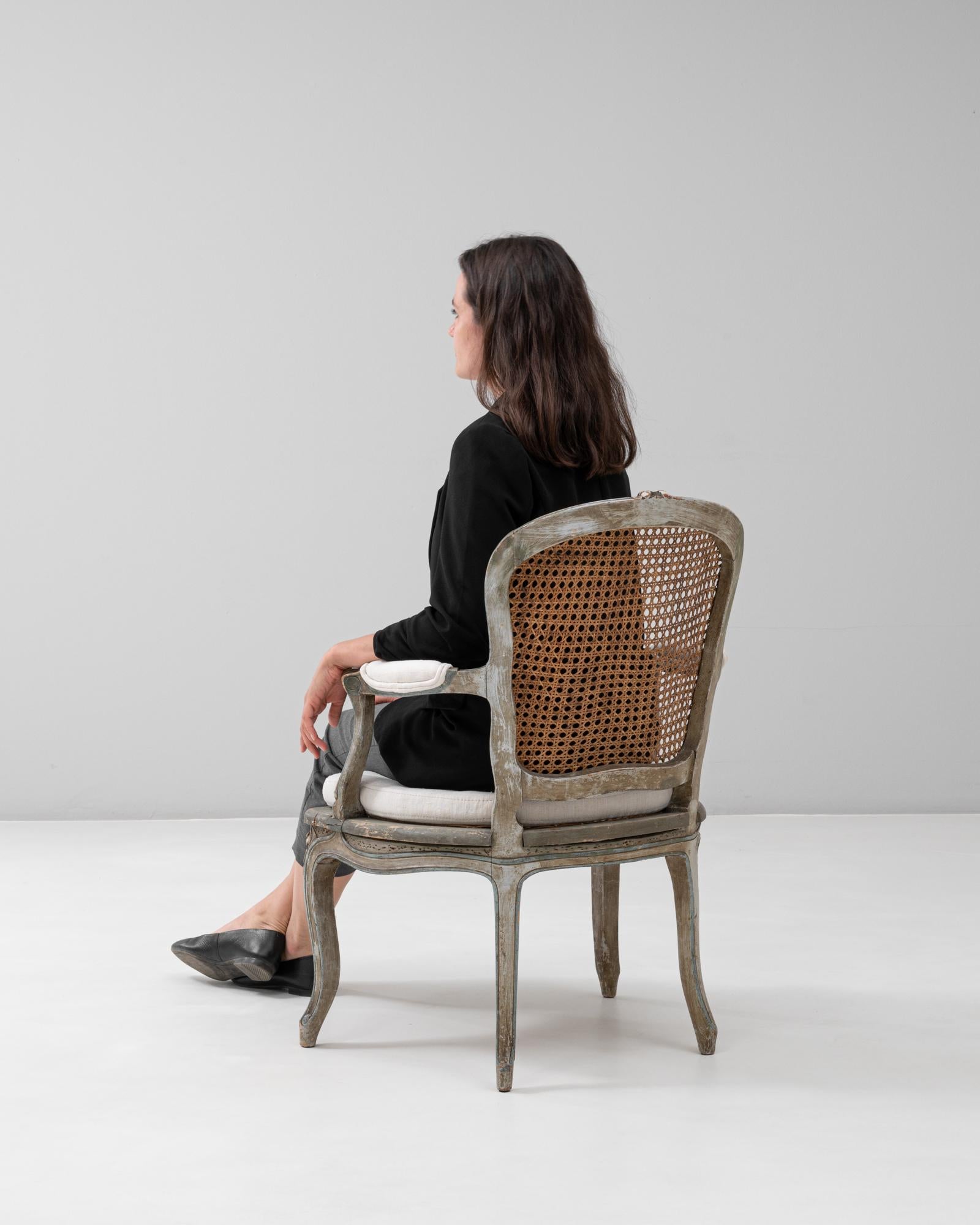 Fauteuil francés estilo Luis XV de 1900 con respaldo de caña y asiento tapizado en venta 2