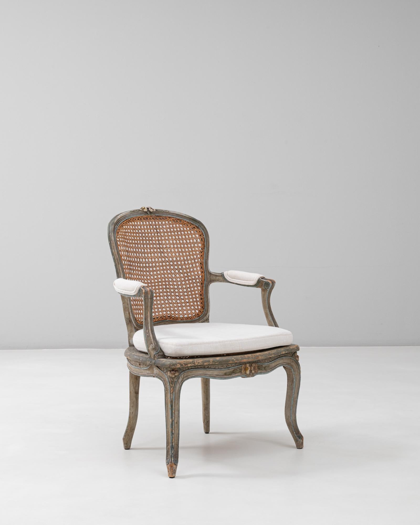 Fauteuil francés estilo Luis XV de 1900 con respaldo de caña y asiento tapizado en venta 3
