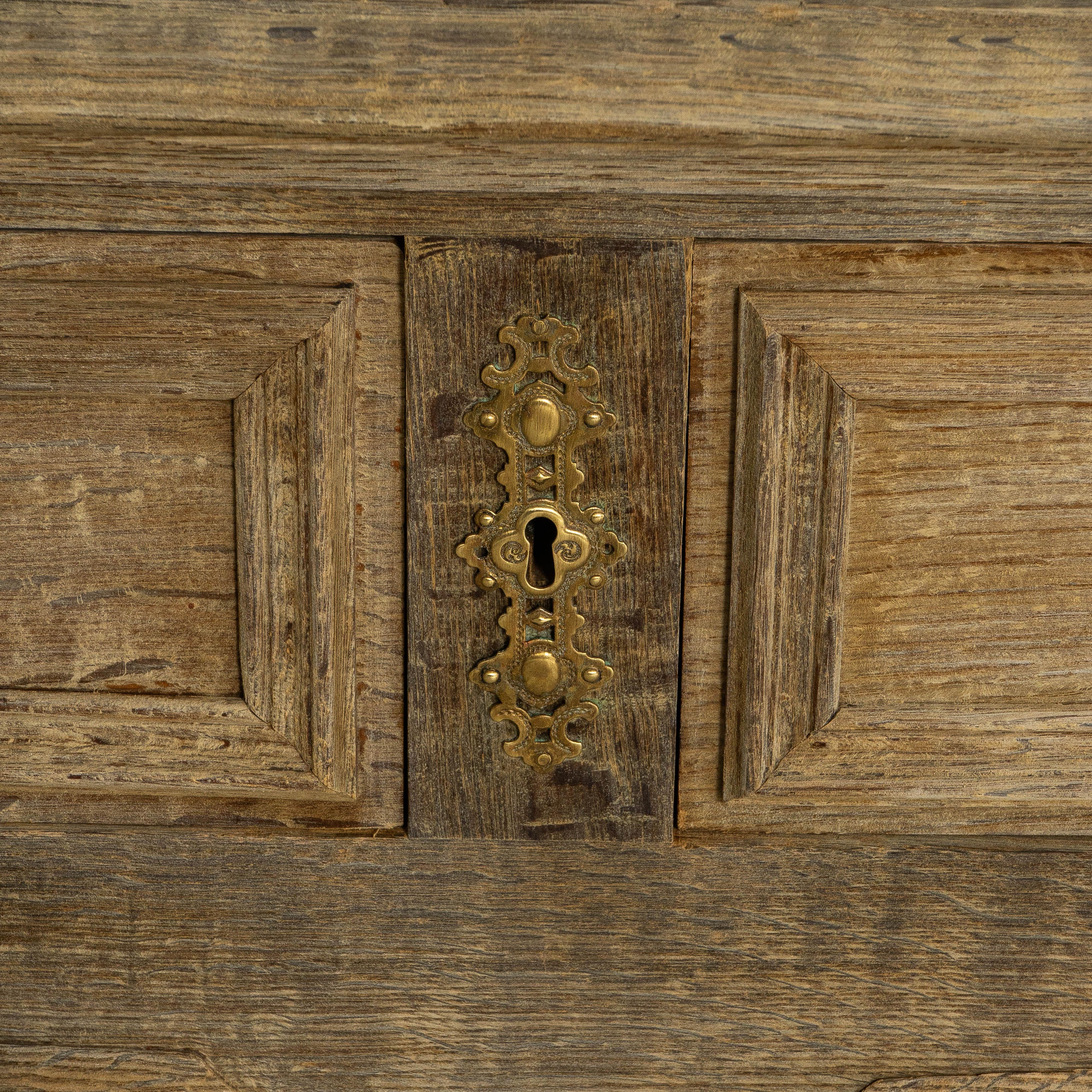 1900s French Louis XV Style Oak Vitrine With Mesh Screens en vente 4