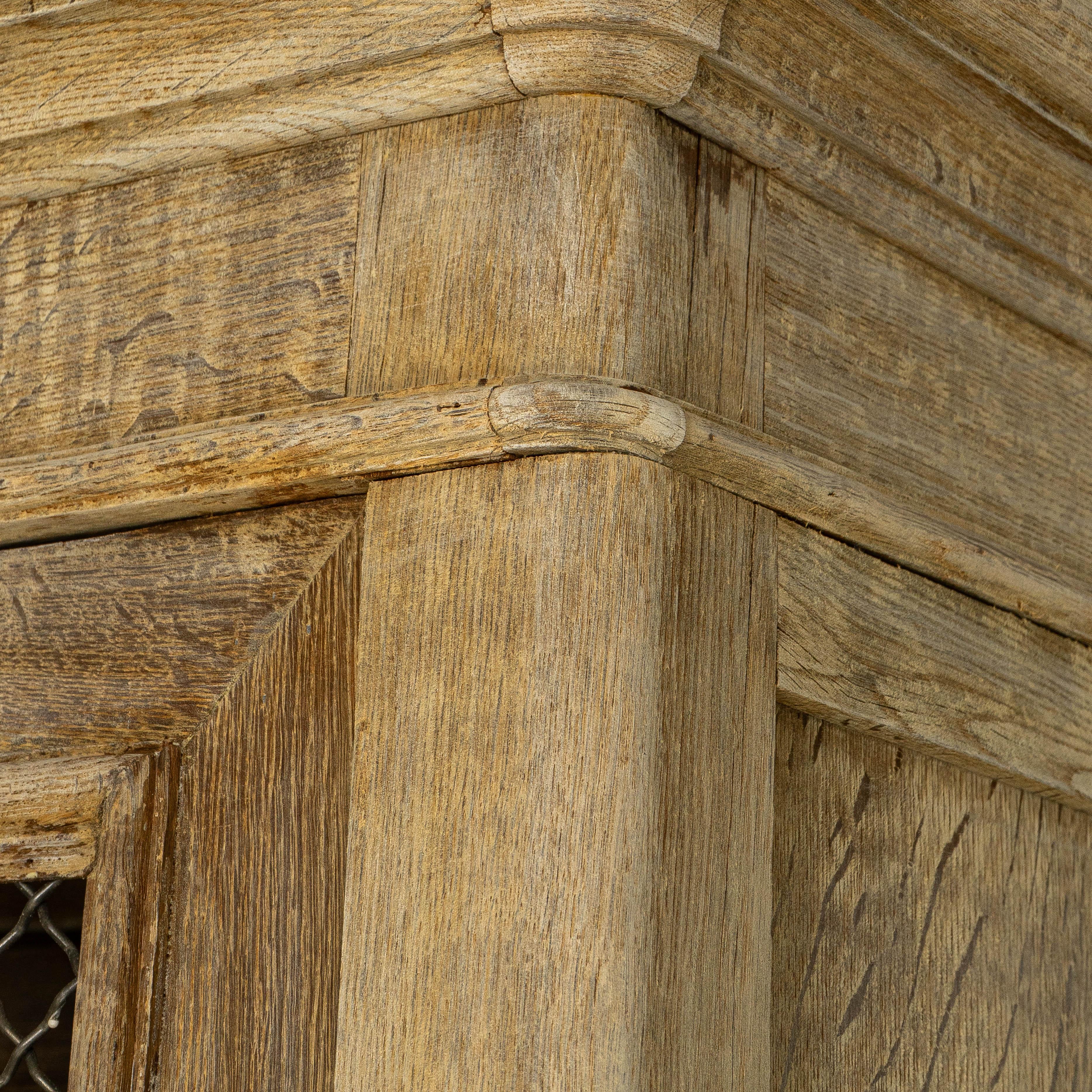 1900s French Louis XV Style Oak Vitrine With Mesh Screens en vente 5