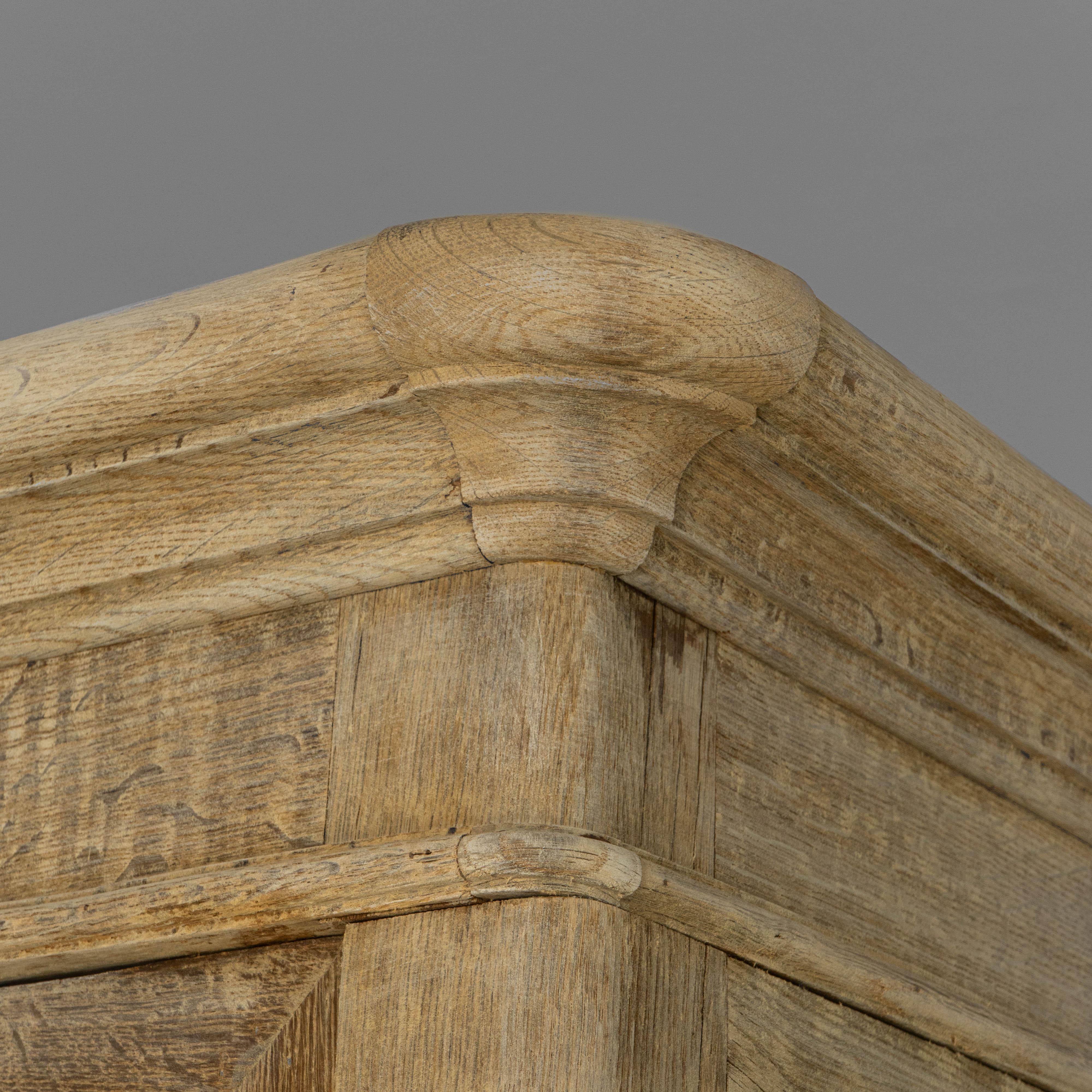 1900s French Louis XV Style Oak Vitrine With Mesh Screens en vente 6