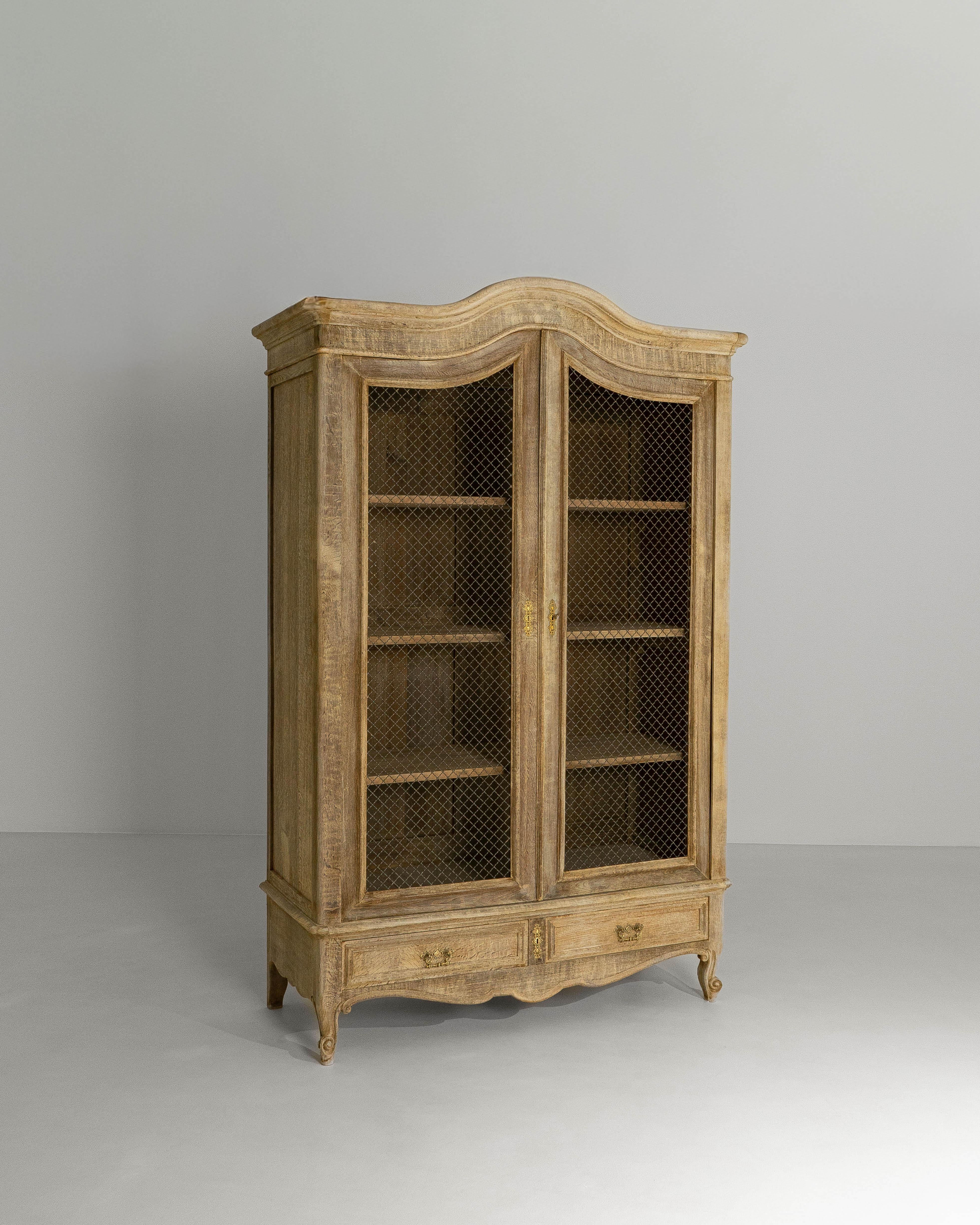 1900s French Louis XV Style Oak Vitrine With Mesh Screens en vente 7