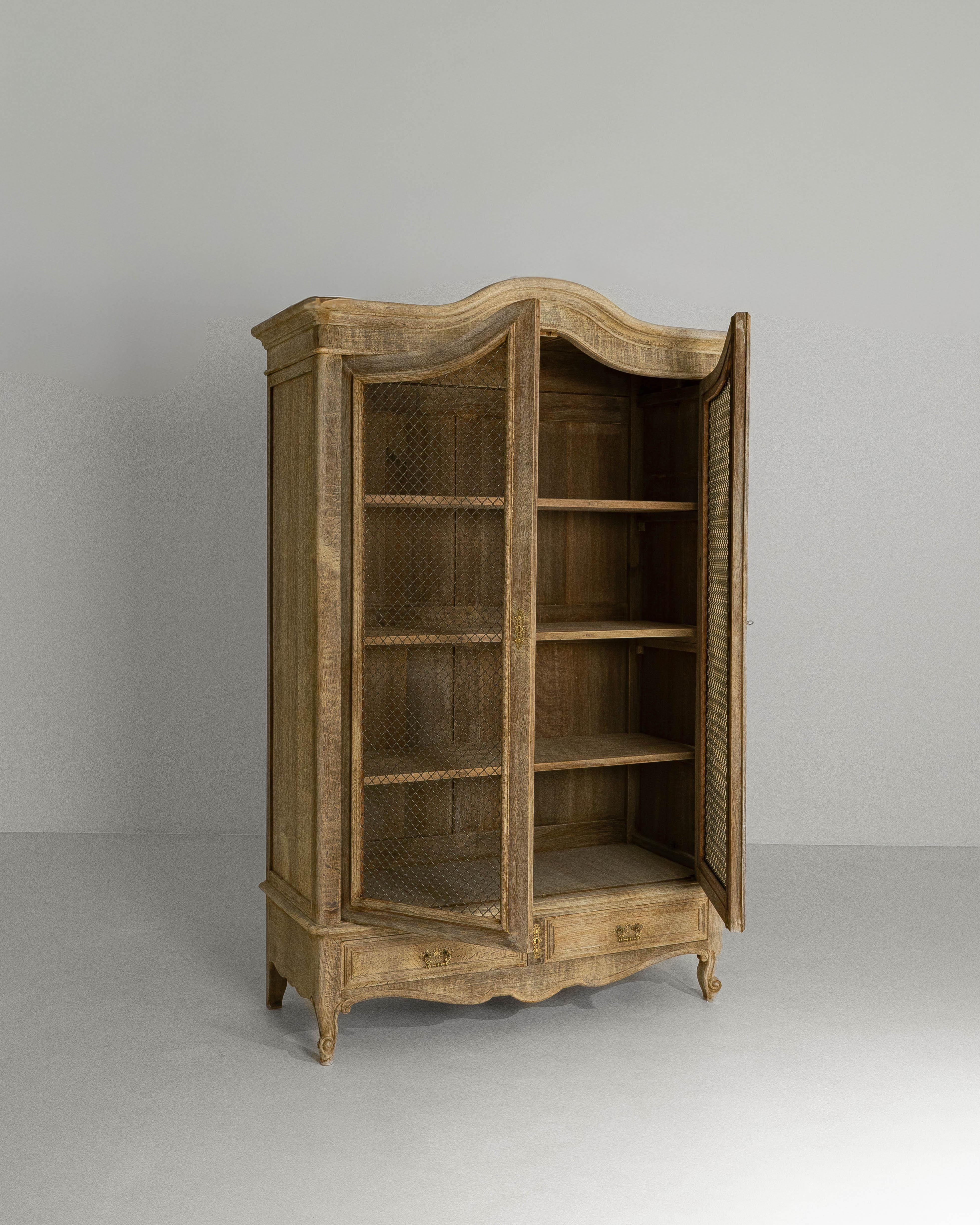 1900s French Louis XV Style Oak Vitrine With Mesh Screens en vente 8