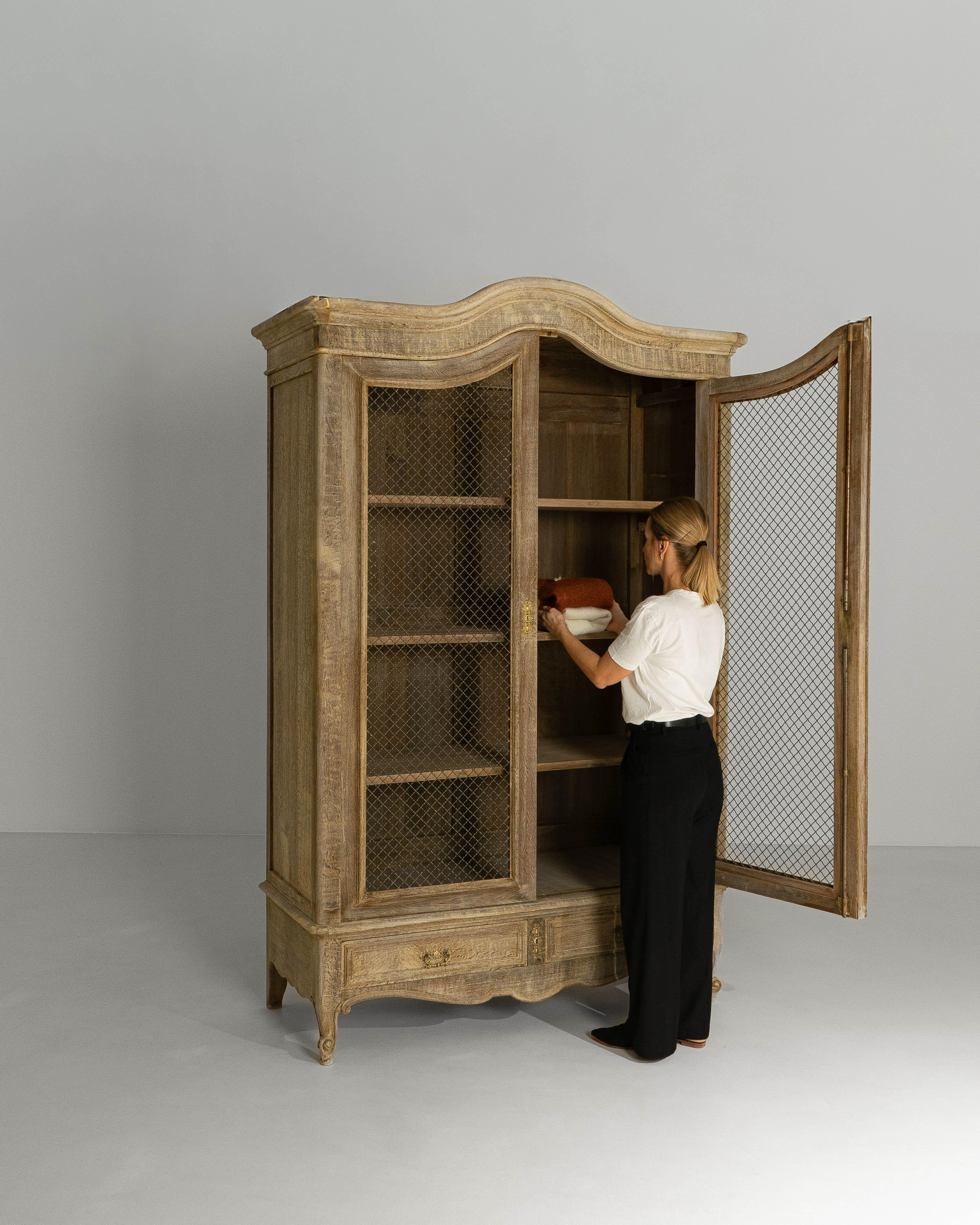 1900s French Louis XV Style Oak Vitrine With Mesh Screens en vente 9