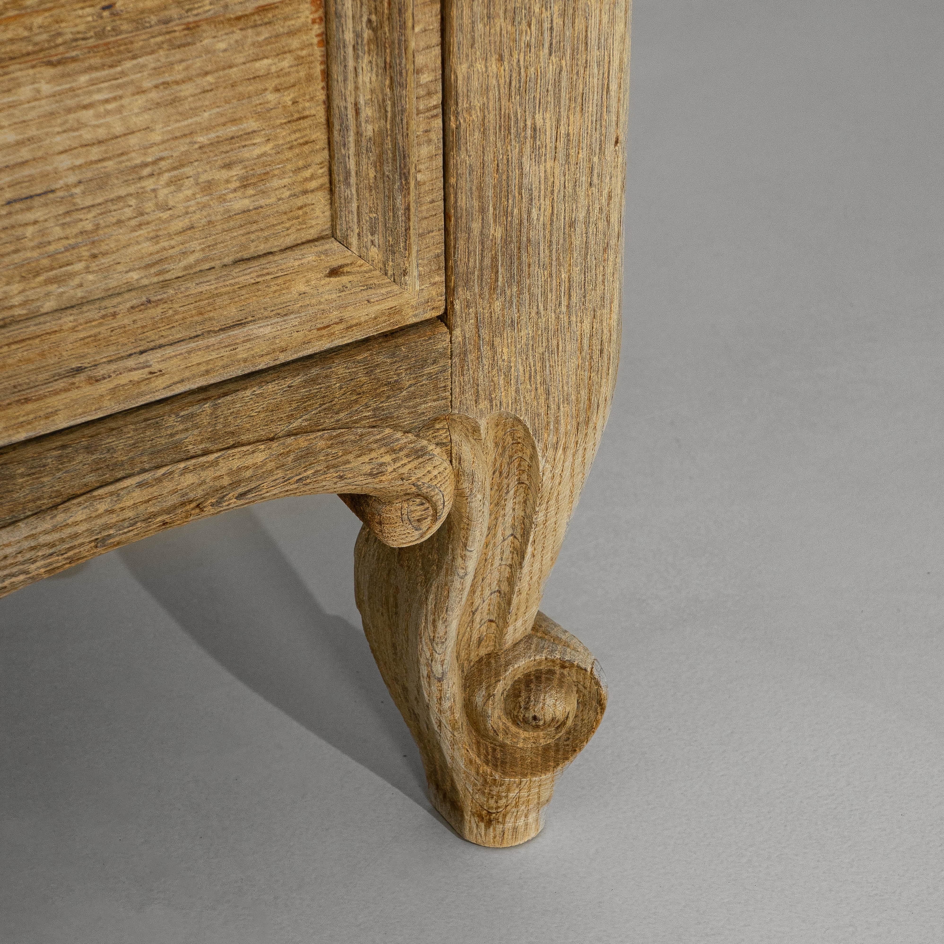 1900s French Louis XV Style Oak Vitrine With Mesh Screens en vente 10