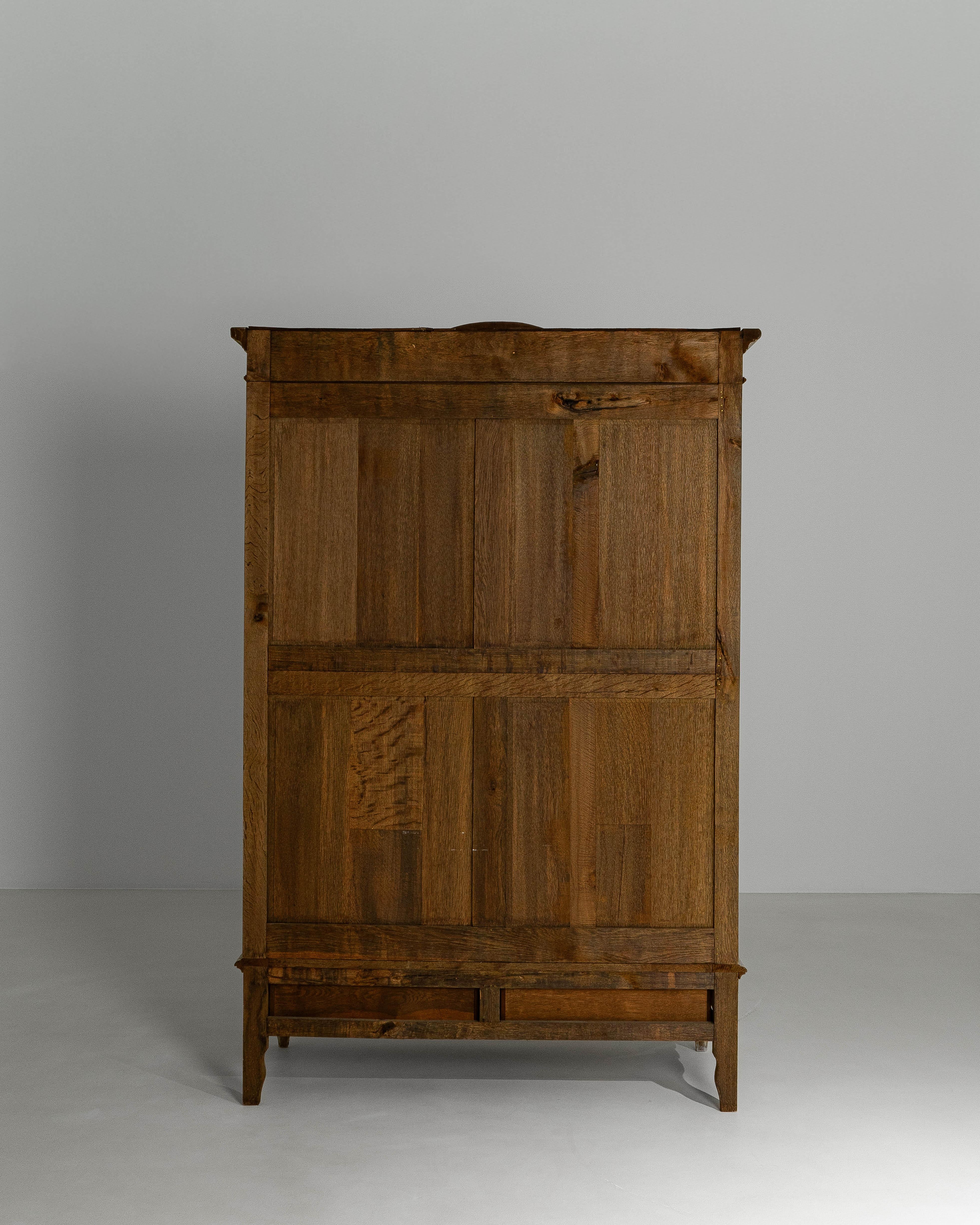 1900s French Louis XV Style Oak Vitrine With Mesh Screens en vente 11