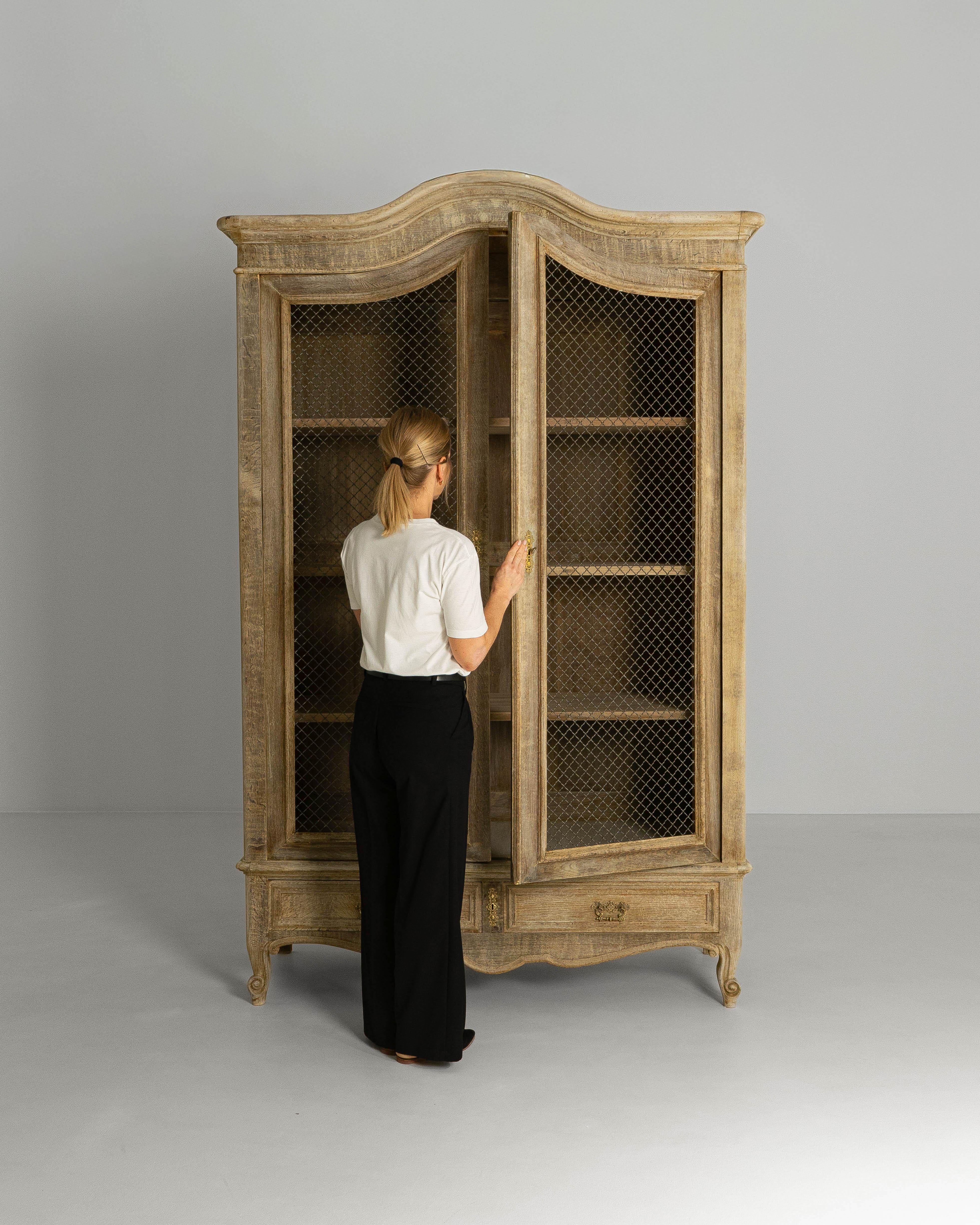 20ième siècle 1900s French Louis XV Style Oak Vitrine With Mesh Screens en vente