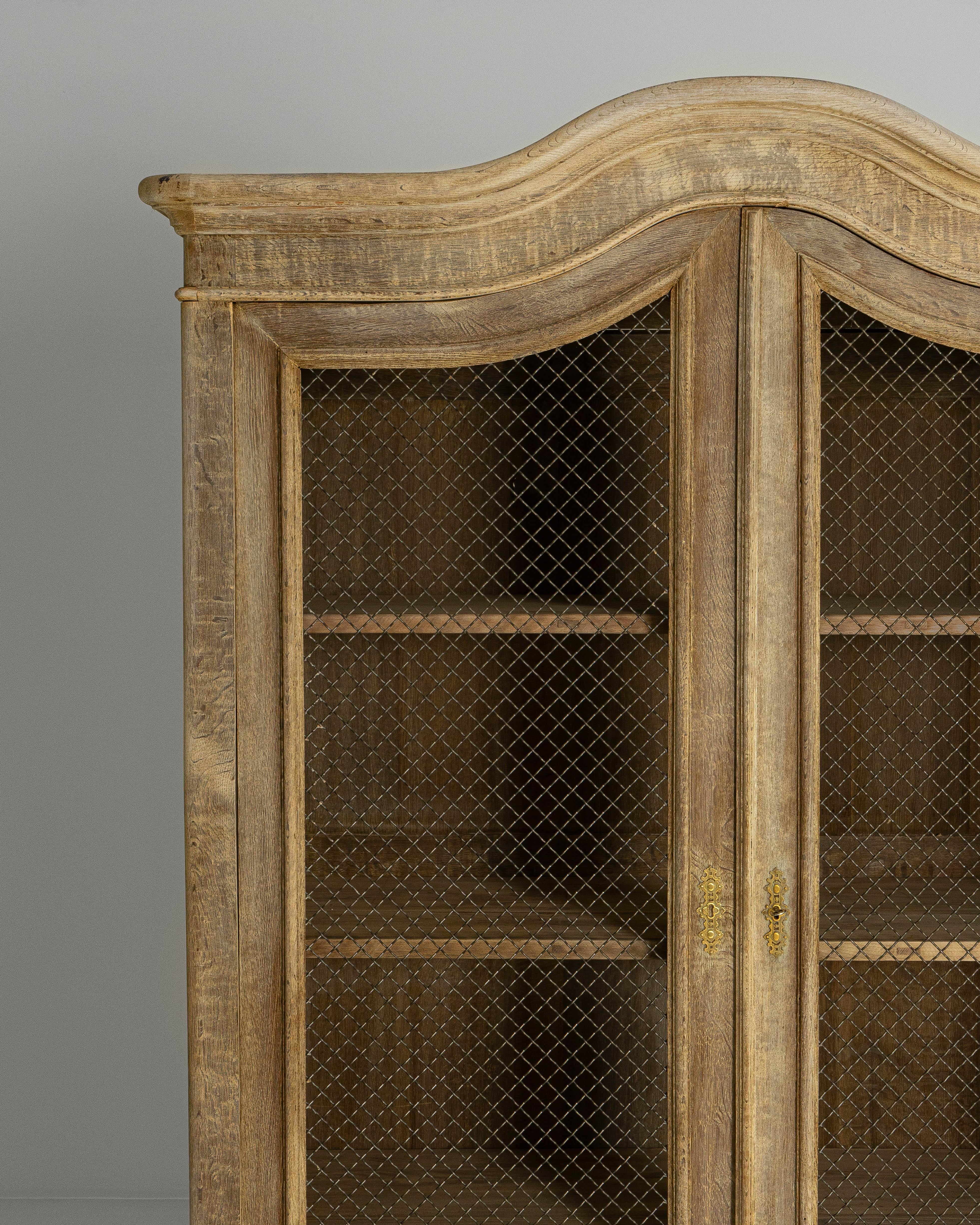 Métal 1900s French Louis XV Style Oak Vitrine With Mesh Screens en vente