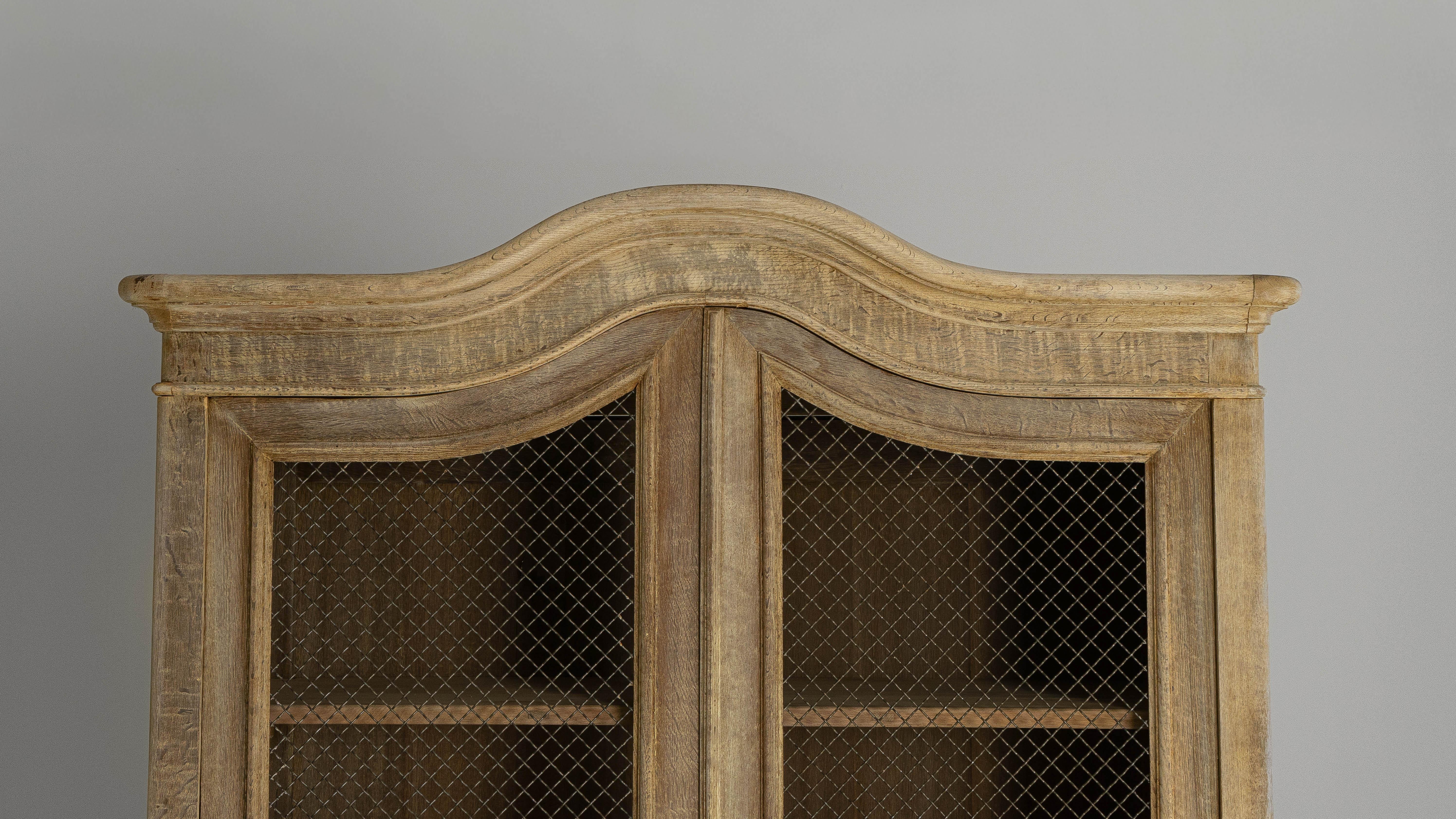 1900s French Louis XV Style Oak Vitrine With Mesh Screens en vente 1