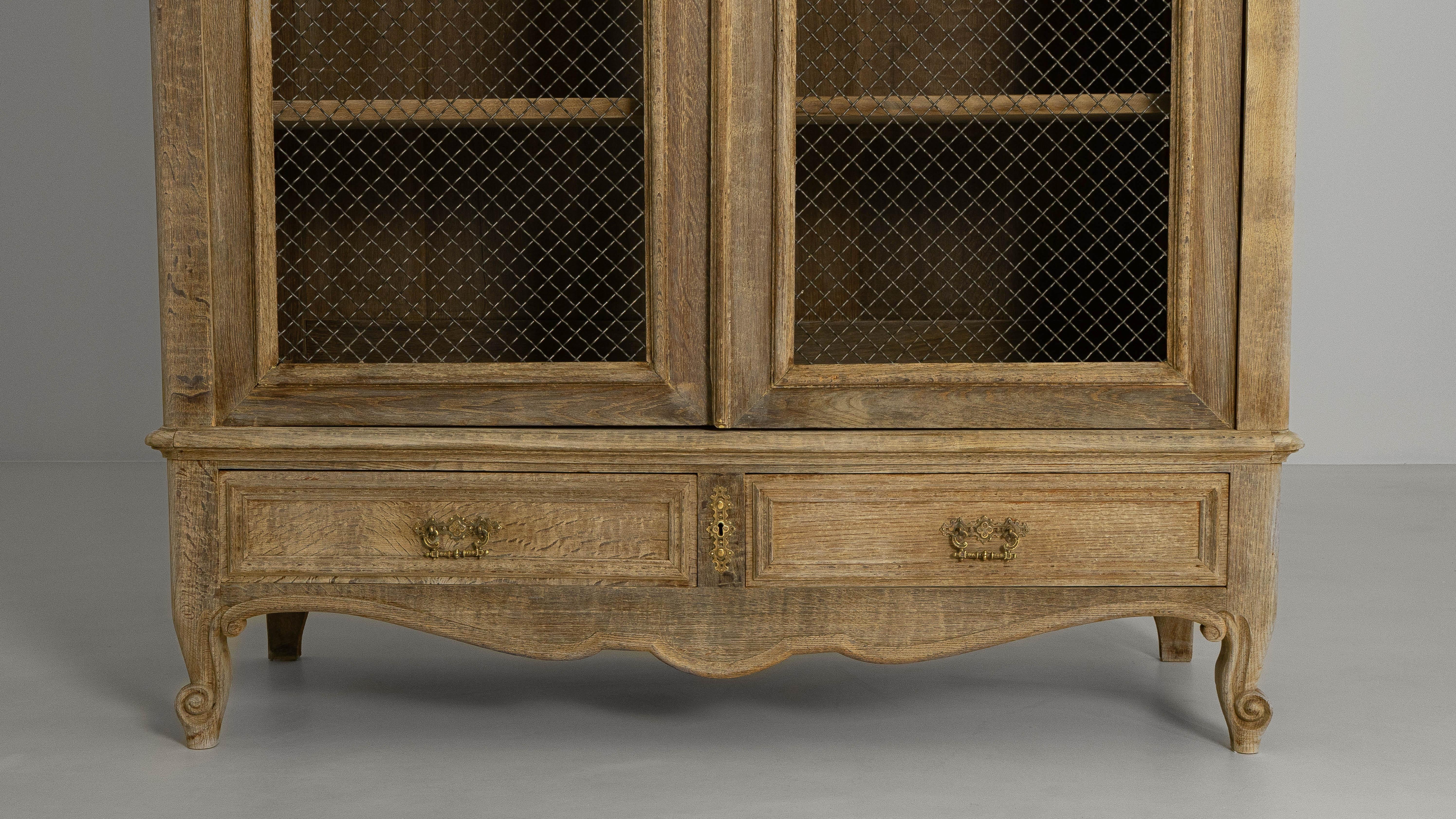 1900s French Louis XV Style Oak Vitrine With Mesh Screens en vente 2