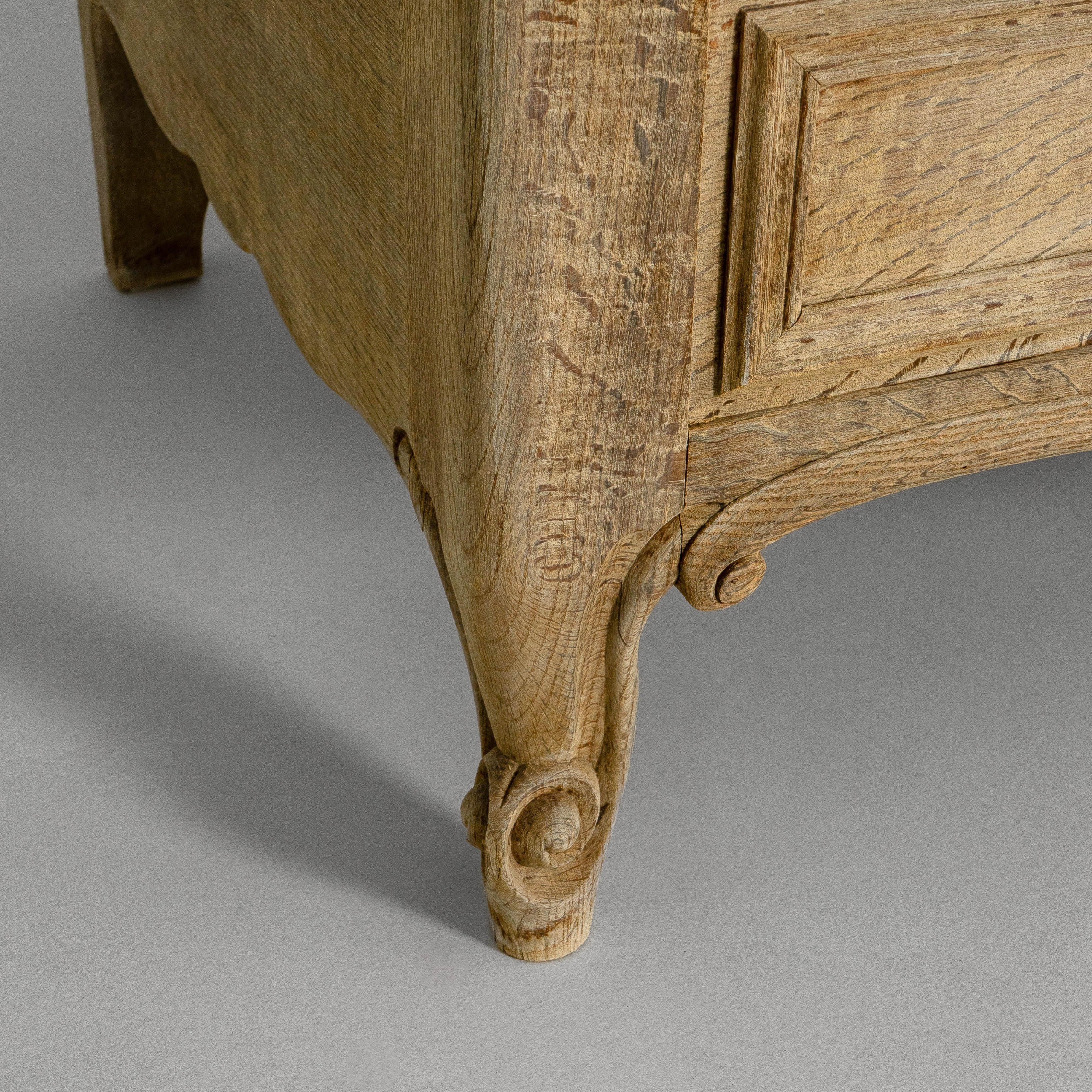 1900s French Louis XV Style Oak Vitrine With Mesh Screens en vente 3