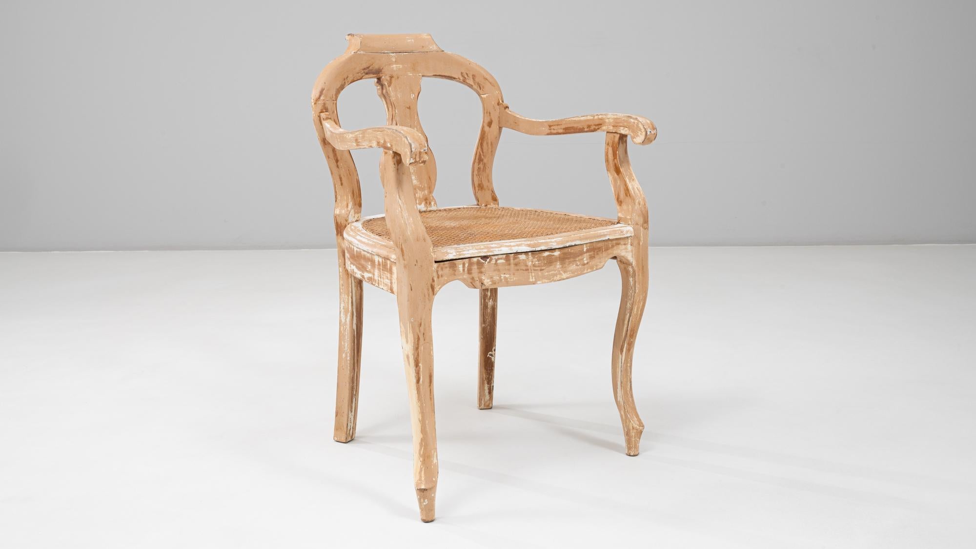 Fauteuil ouvert en bois patiné avec assise en rotin de style Louis XV des années 1900 en vente 3