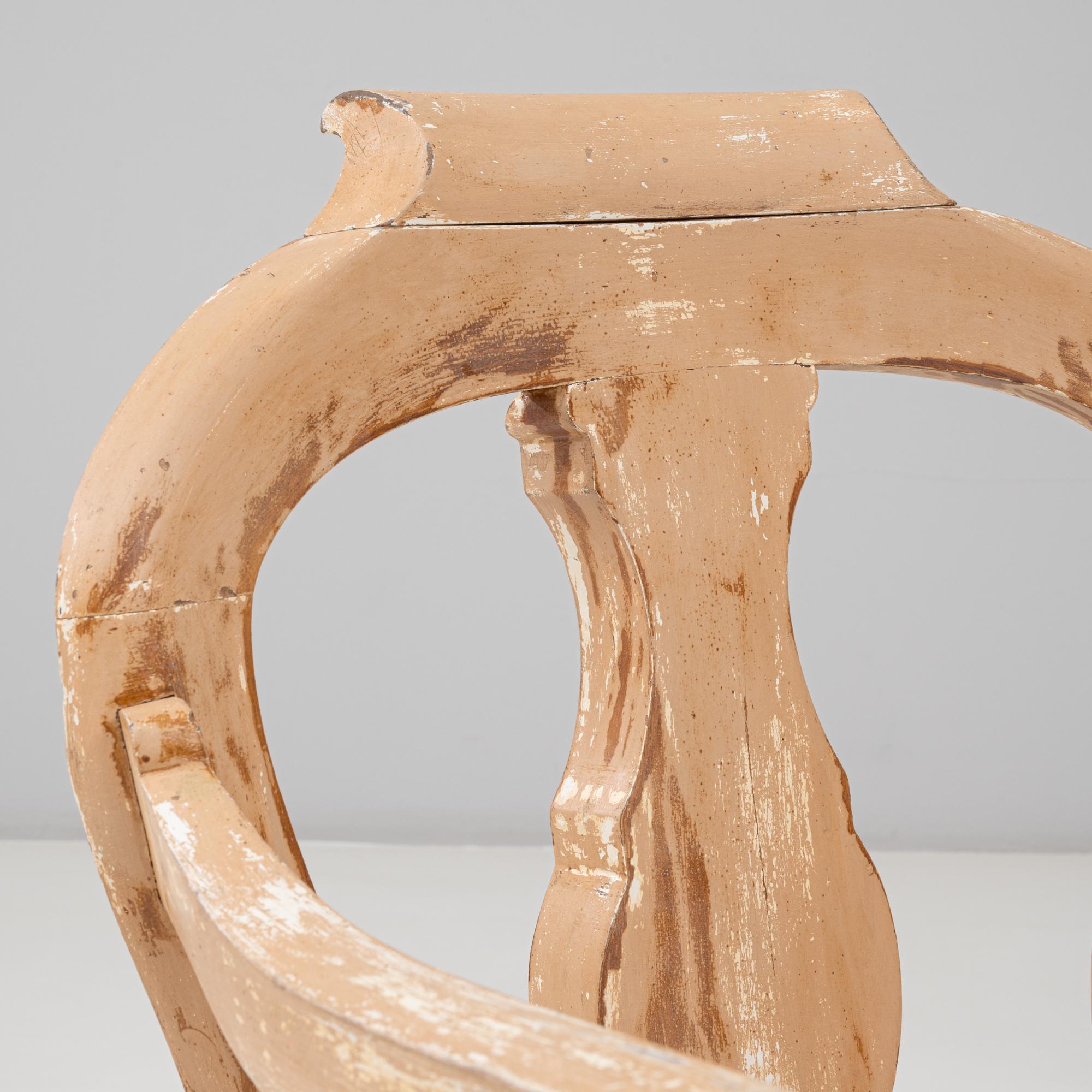 Fauteuil ouvert en bois patiné avec assise en rotin de style Louis XV des années 1900 en vente 4