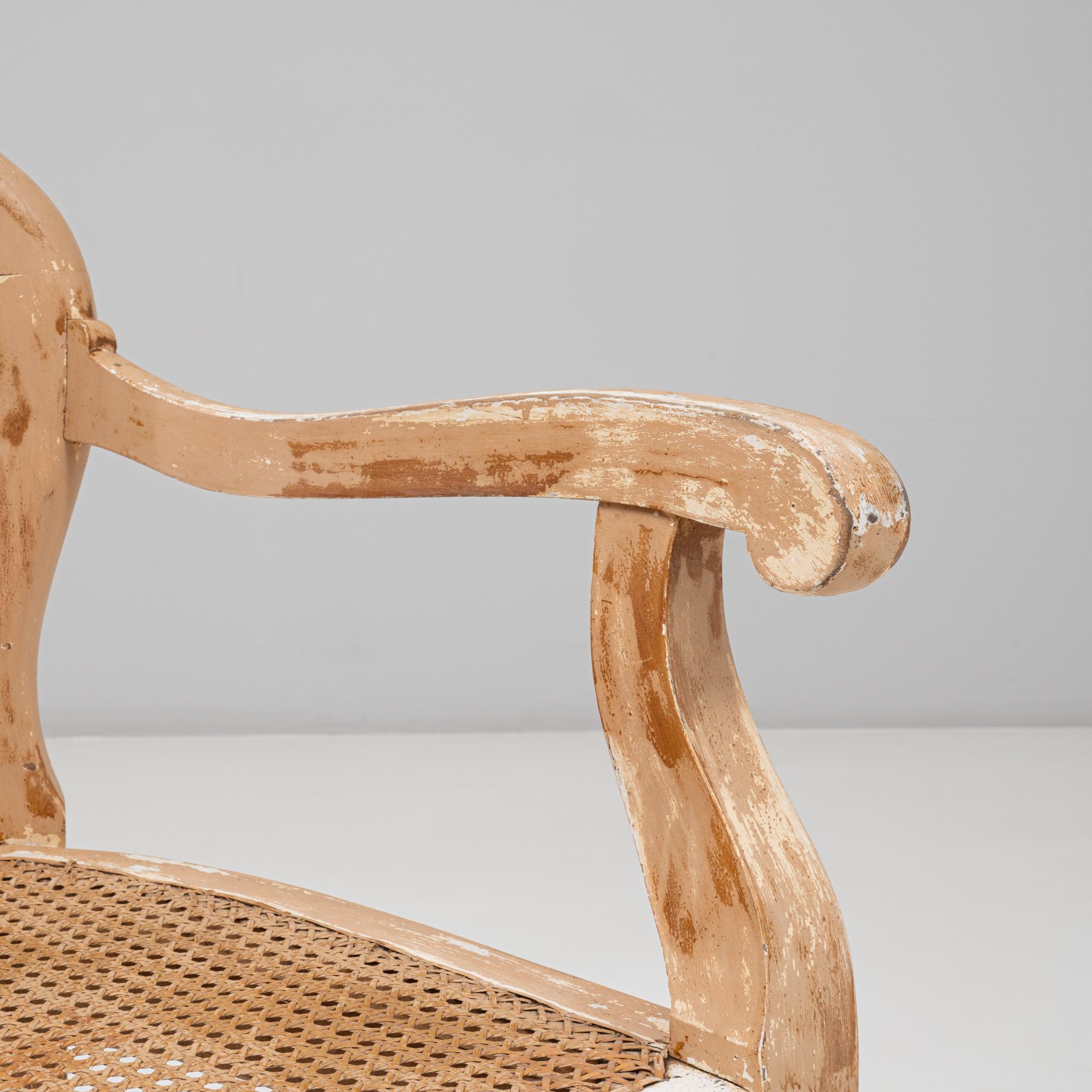 Fauteuil ouvert en bois patiné avec assise en rotin de style Louis XV des années 1900 en vente 5