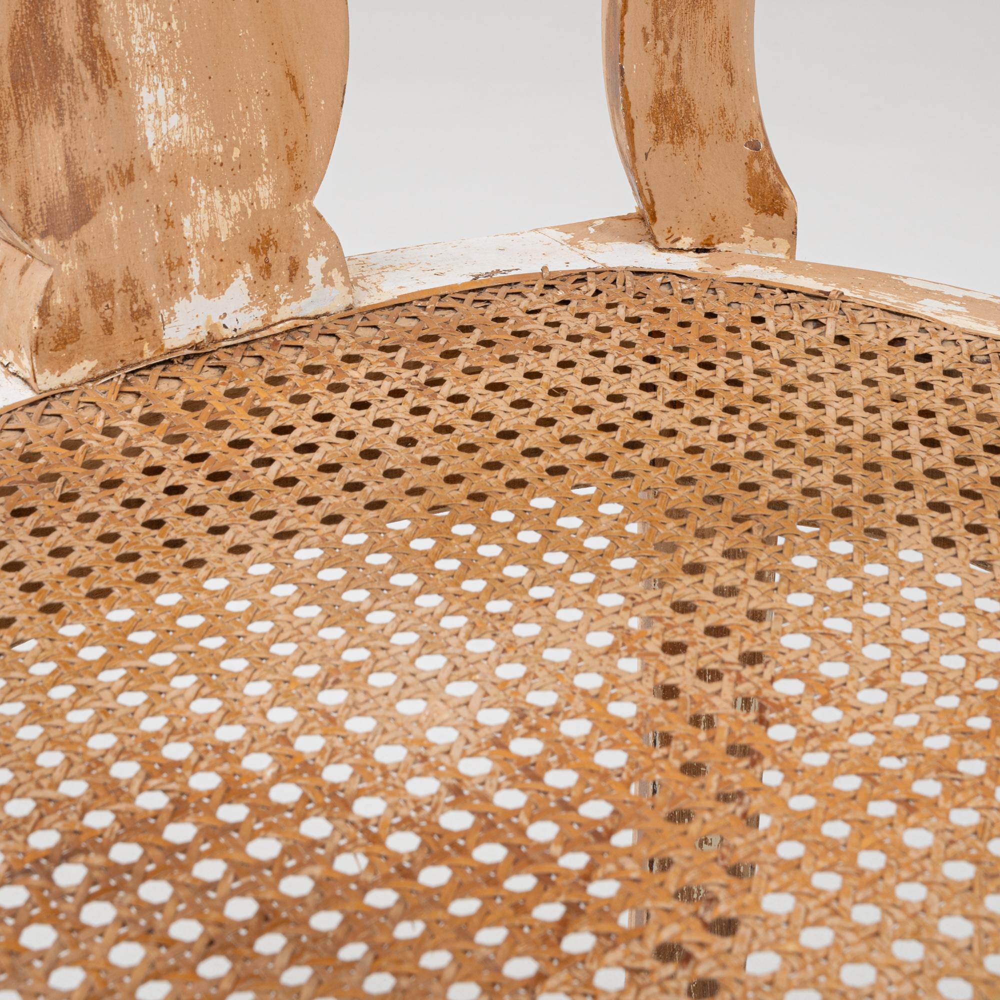 Fauteuil ouvert en bois patiné avec assise en rotin de style Louis XV des années 1900 en vente 6