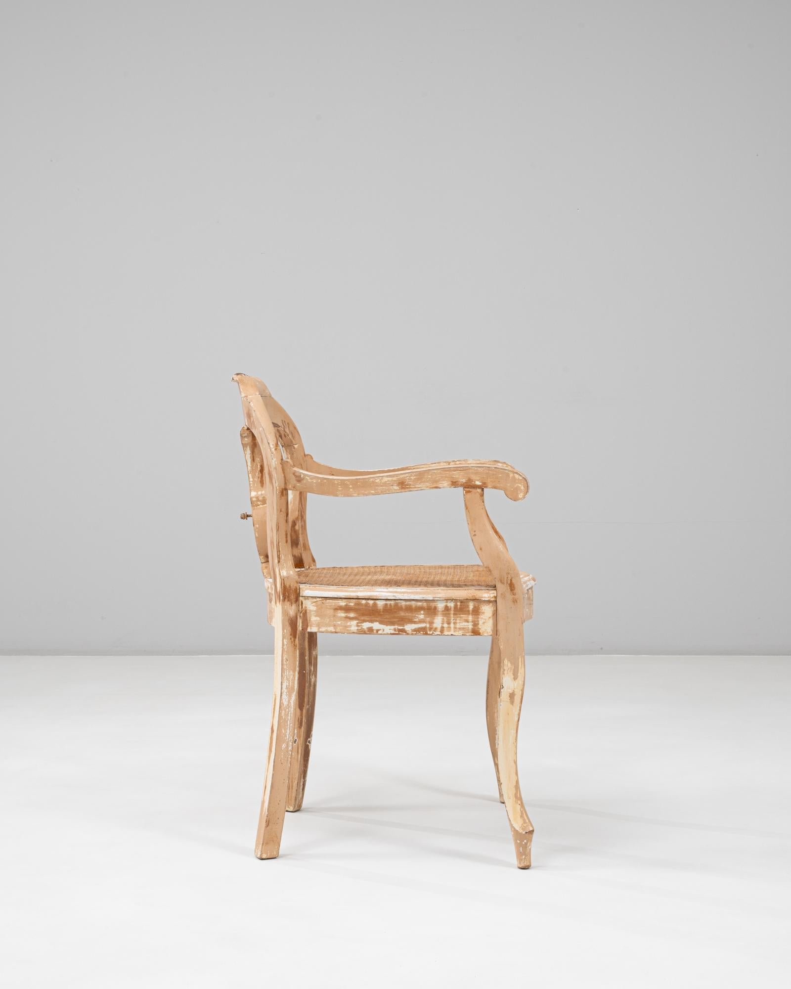 Français Fauteuil ouvert en bois patiné avec assise en rotin de style Louis XV des années 1900 en vente