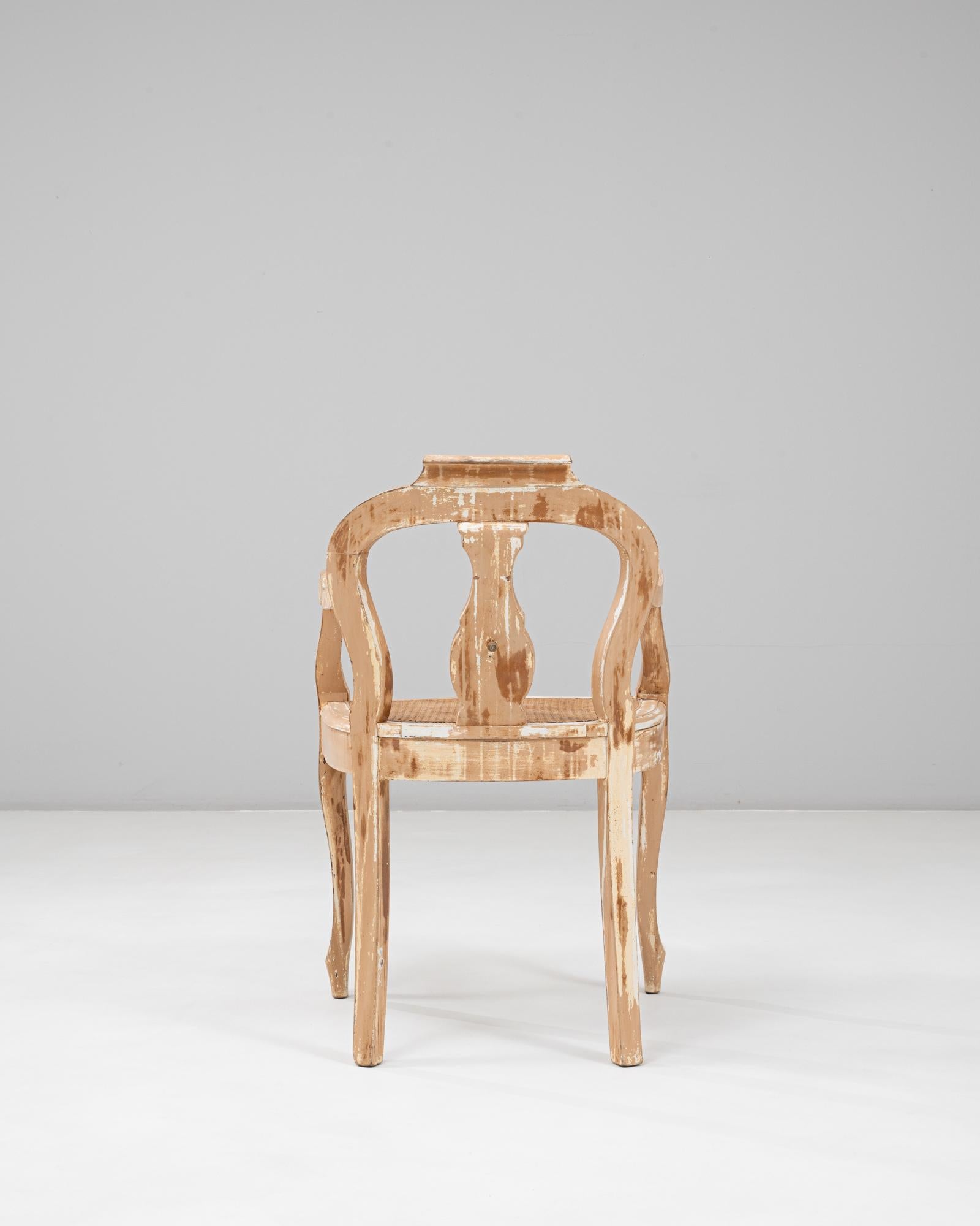 Patiné Fauteuil ouvert en bois patiné avec assise en rotin de style Louis XV des années 1900 en vente