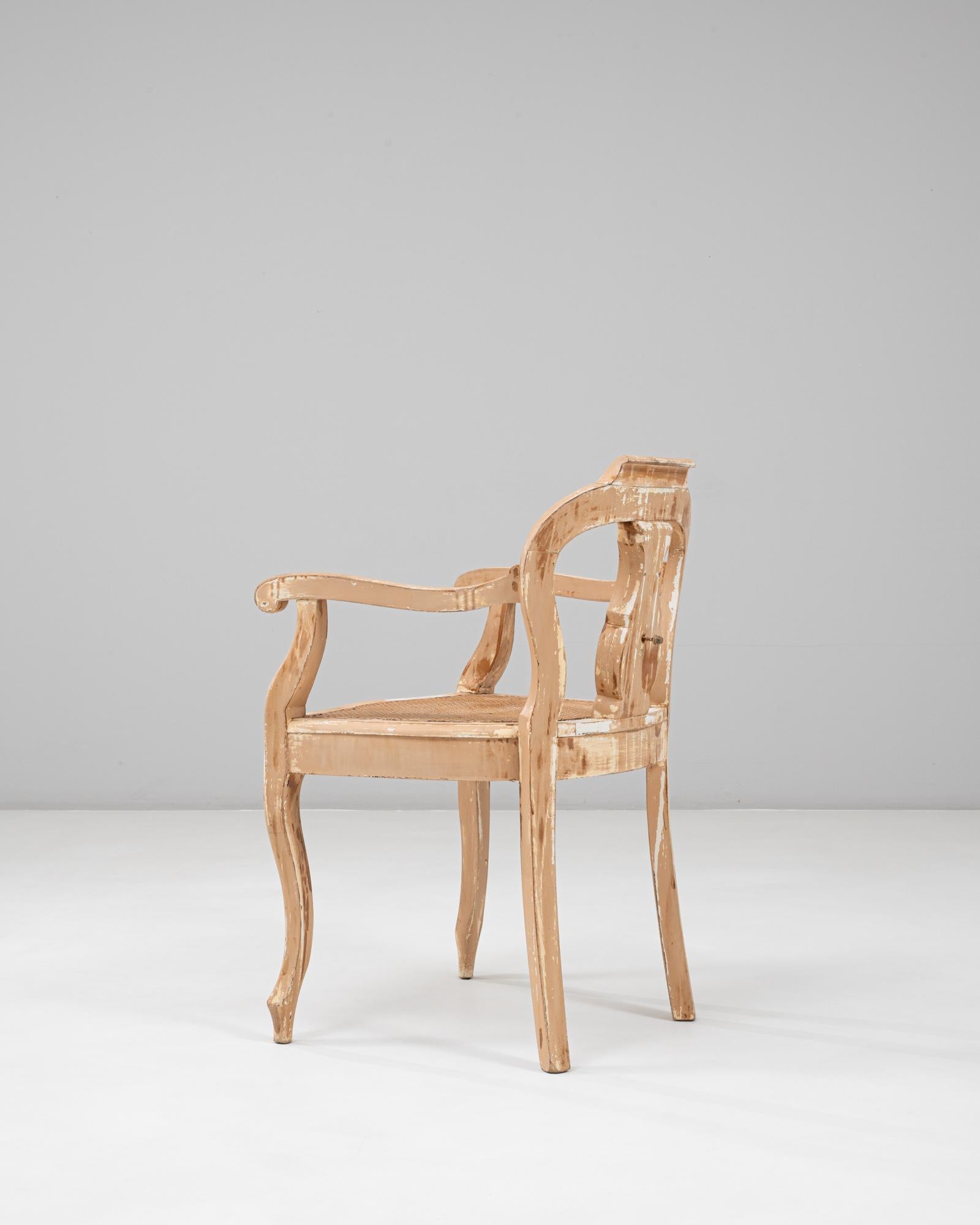 Fauteuil ouvert en bois patiné avec assise en rotin de style Louis XV des années 1900 Bon état - En vente à High Point, NC