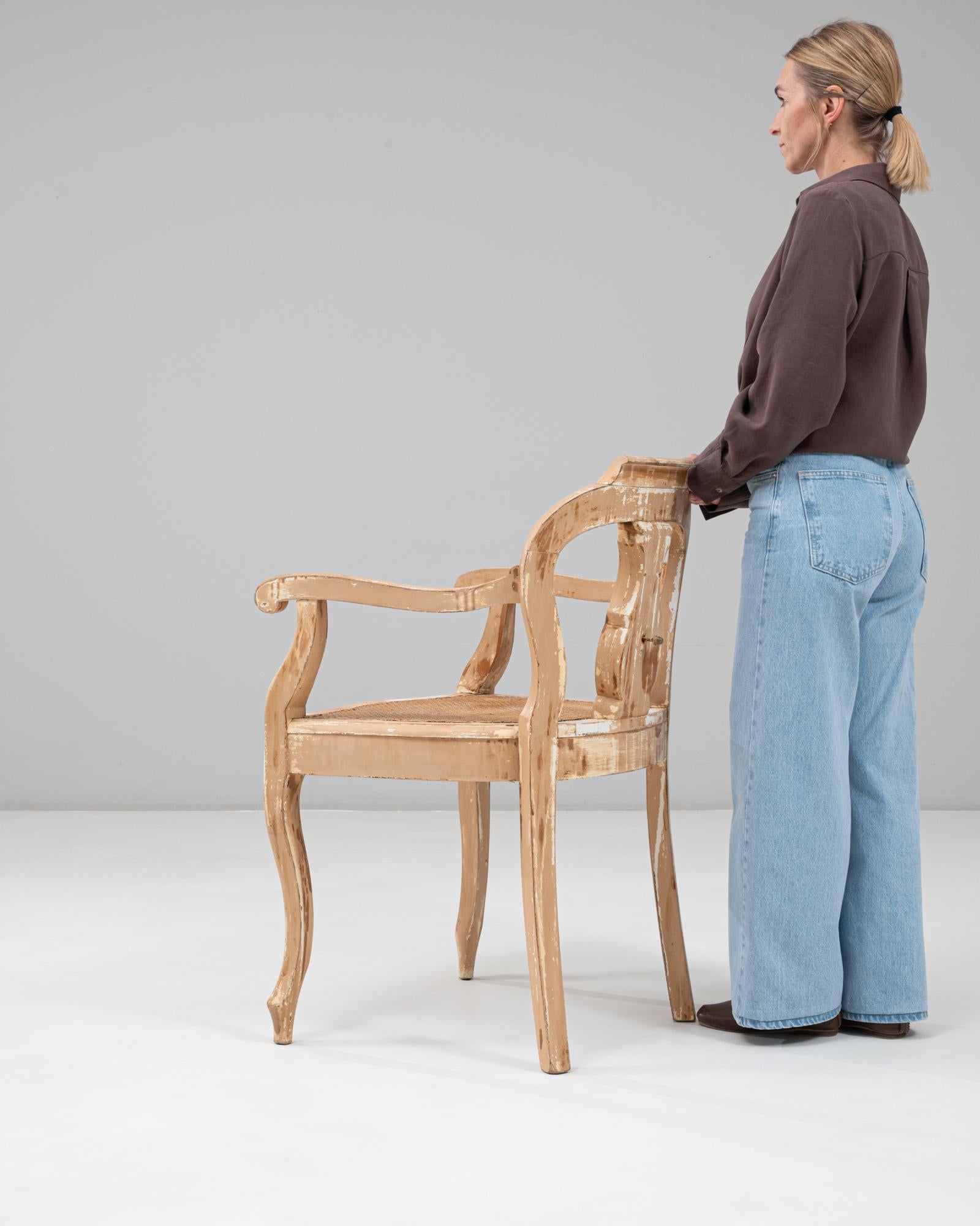 20ième siècle Fauteuil ouvert en bois patiné avec assise en rotin de style Louis XV des années 1900 en vente