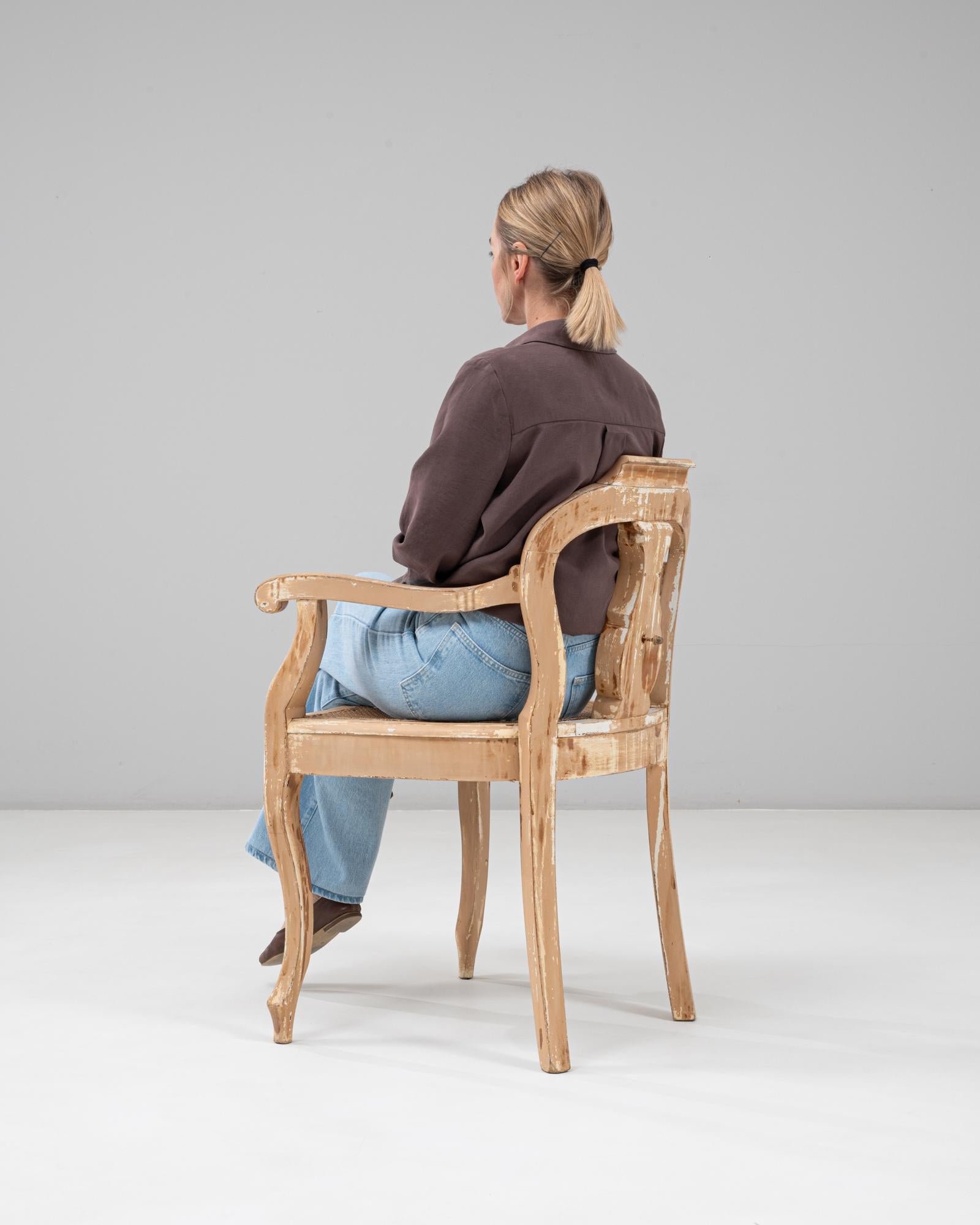 Rotin Fauteuil ouvert en bois patiné avec assise en rotin de style Louis XV des années 1900 en vente