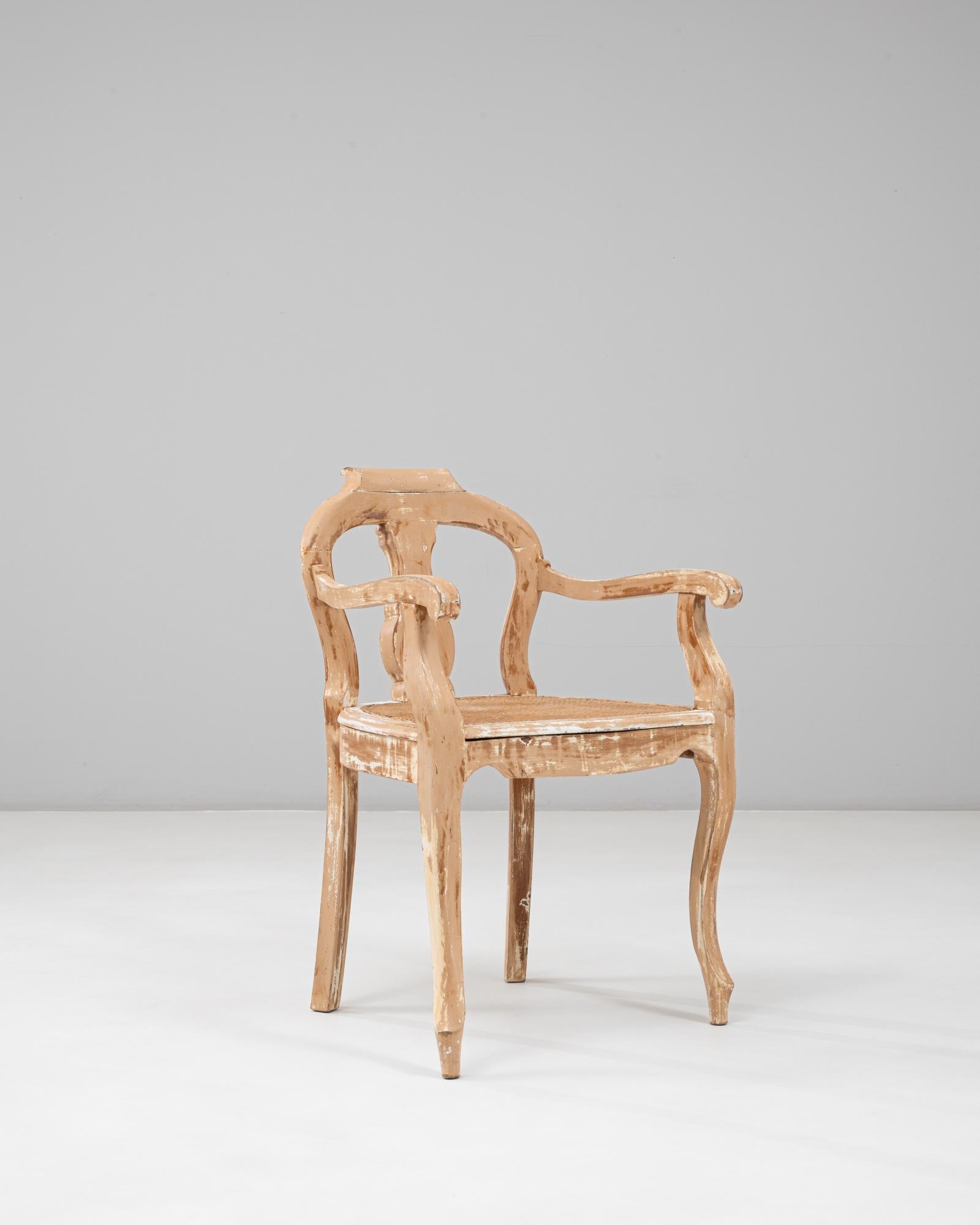 Fauteuil ouvert en bois patiné avec assise en rotin de style Louis XV des années 1900 en vente 1