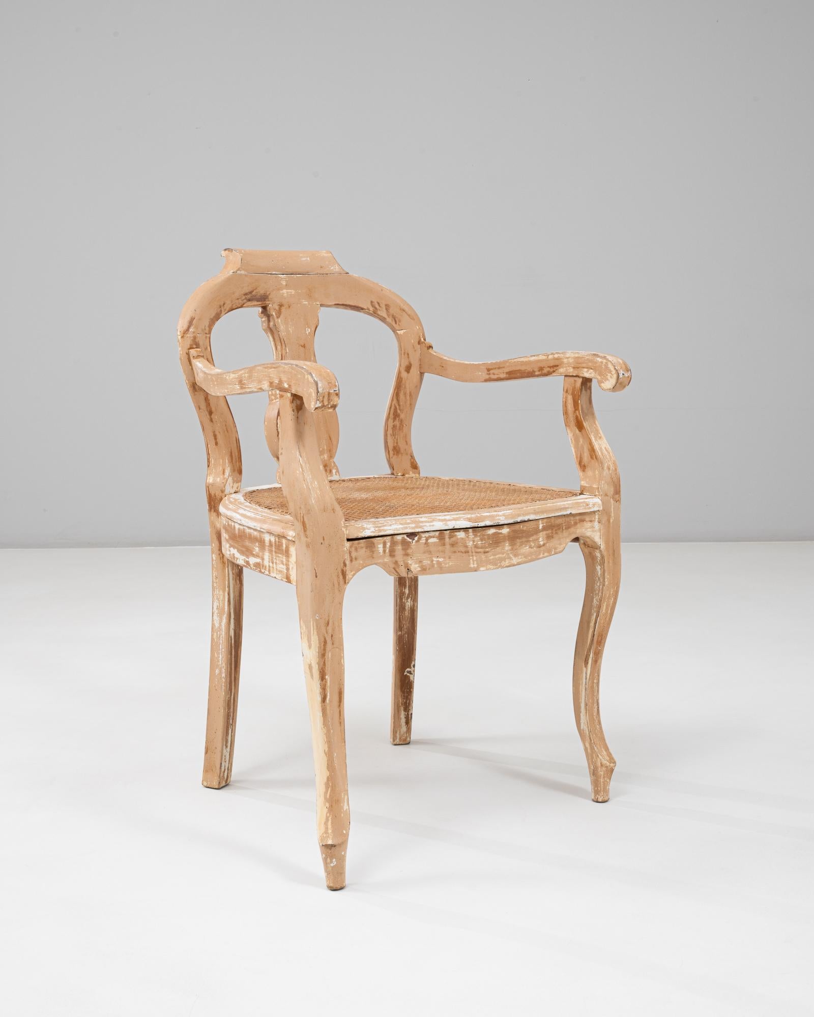 Fauteuil ouvert en bois patiné avec assise en rotin de style Louis XV des années 1900 en vente 2