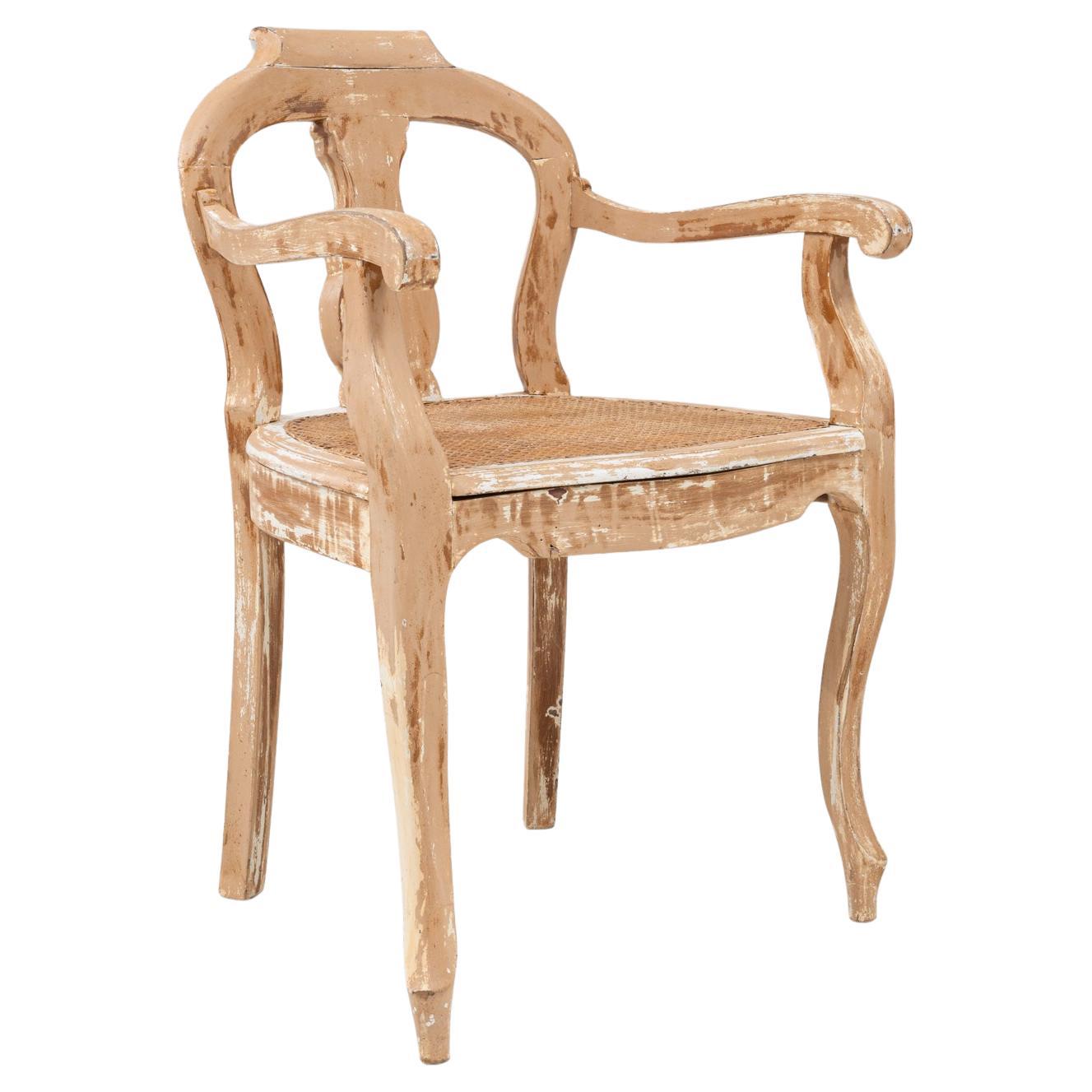 Fauteuil ouvert en bois patiné avec assise en rotin de style Louis XV des années 1900