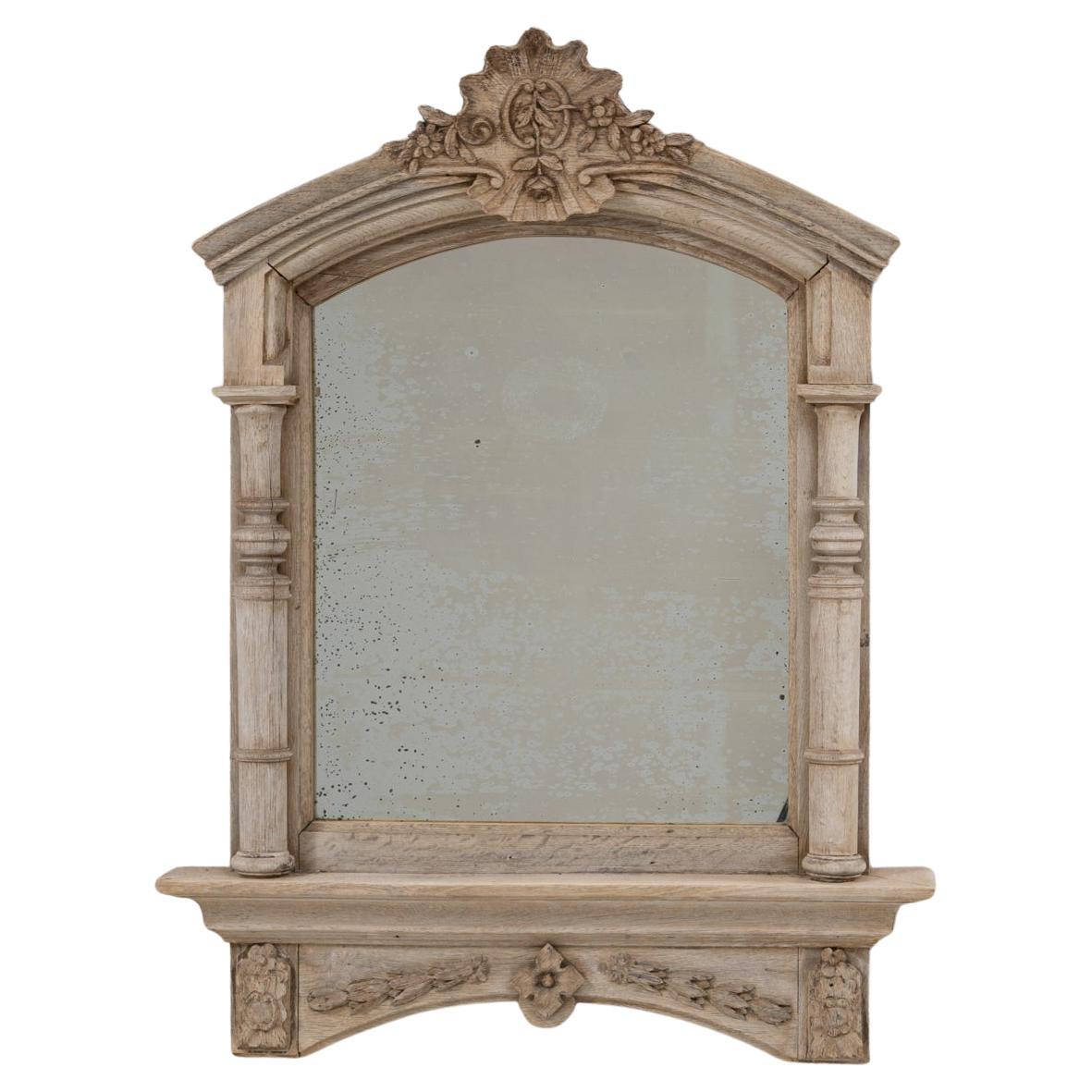 Specchio francese Luigi XVI del 1900 in quercia intagliata con ripiano