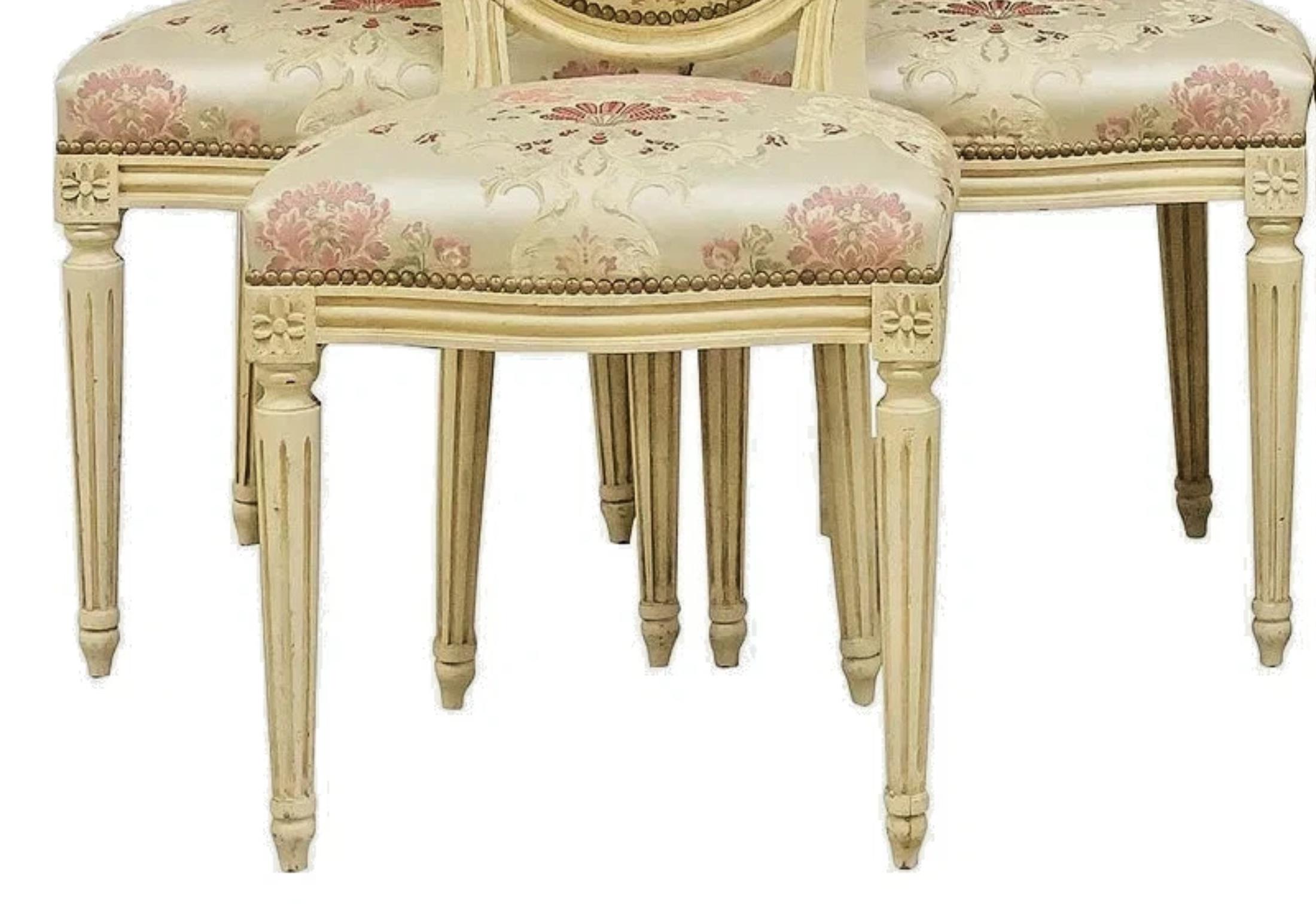 XX secolo Sedie da pranzo francesi del 1900 in stile Luigi XVI, dipinte e rivestite in broccato, set di 6! in vendita