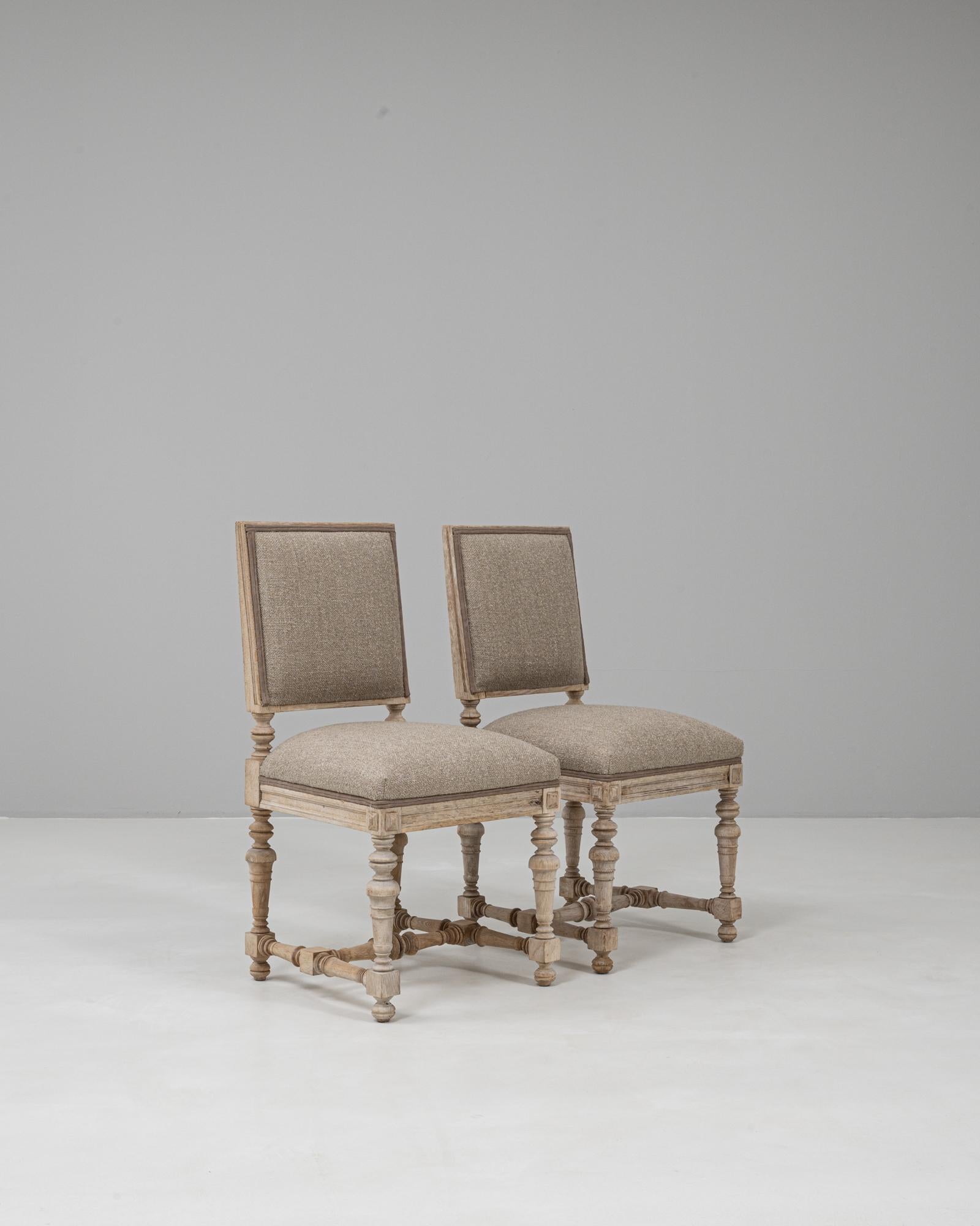 Queste sedie imbottite francesi Luigi XVI del 1900 incarnano la raffinata simmetria e l'eleganza neoclassica caratteristica del periodo. Realizzata in legno intagliato con una leggera finitura patinata, ogni sedia presenta uno schienale quadrato e