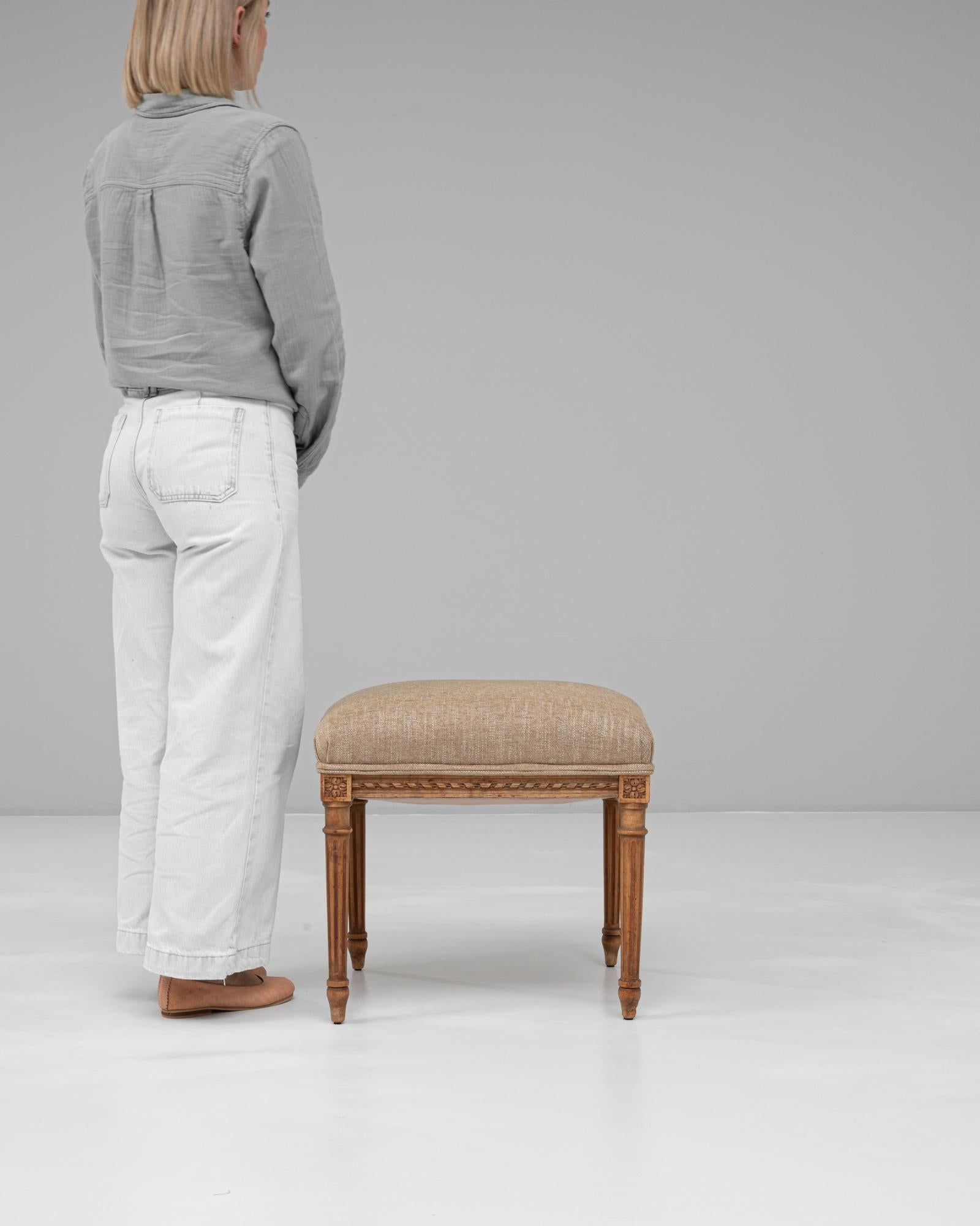 Französischer Louis XVI-Polsterhocker mit geschnitzten Beinen aus der Zeit um 1900 (Louis XVI.) im Angebot