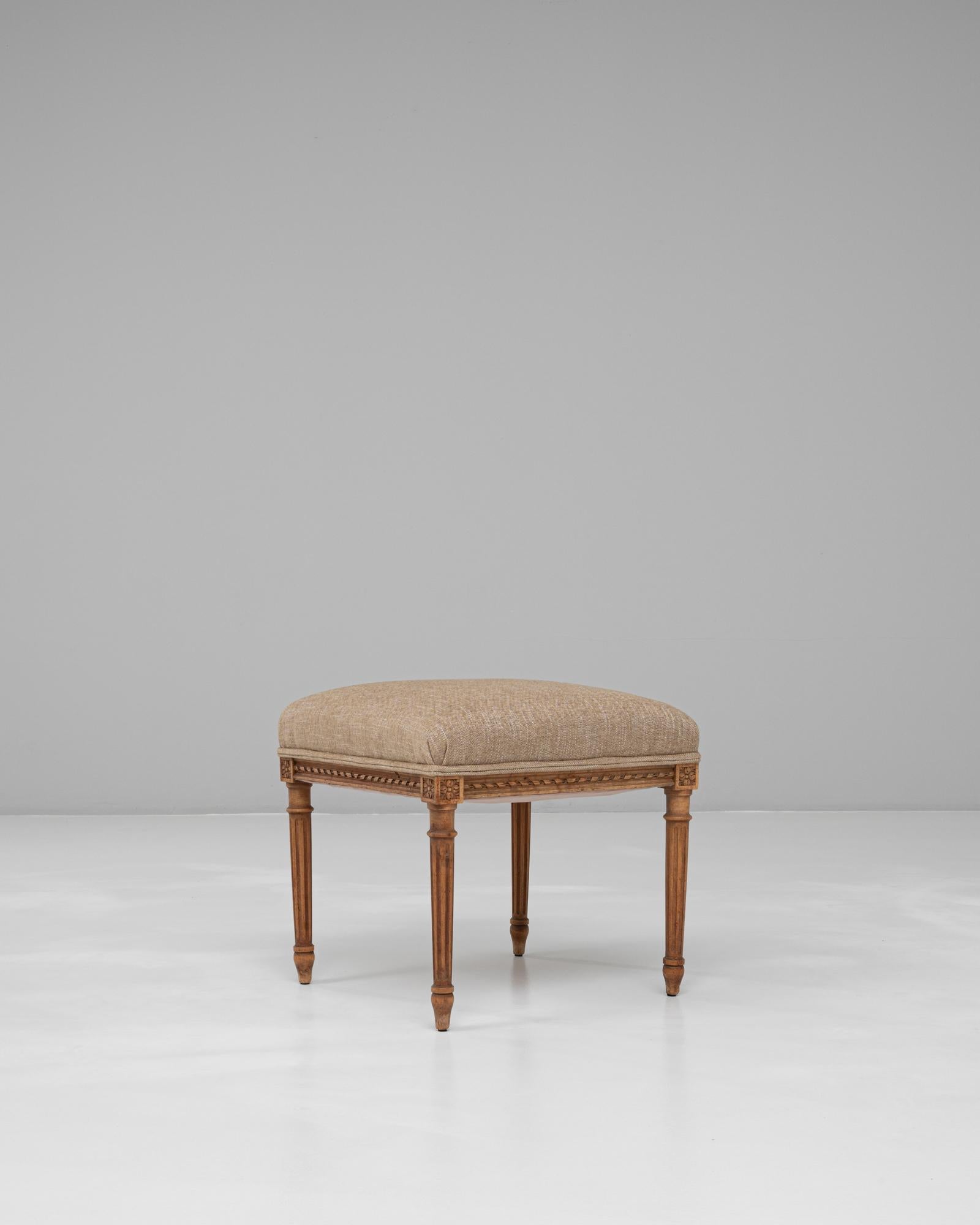 Französischer Louis XVI-Polsterhocker mit geschnitzten Beinen aus der Zeit um 1900 im Zustand „Gut“ im Angebot in High Point, NC