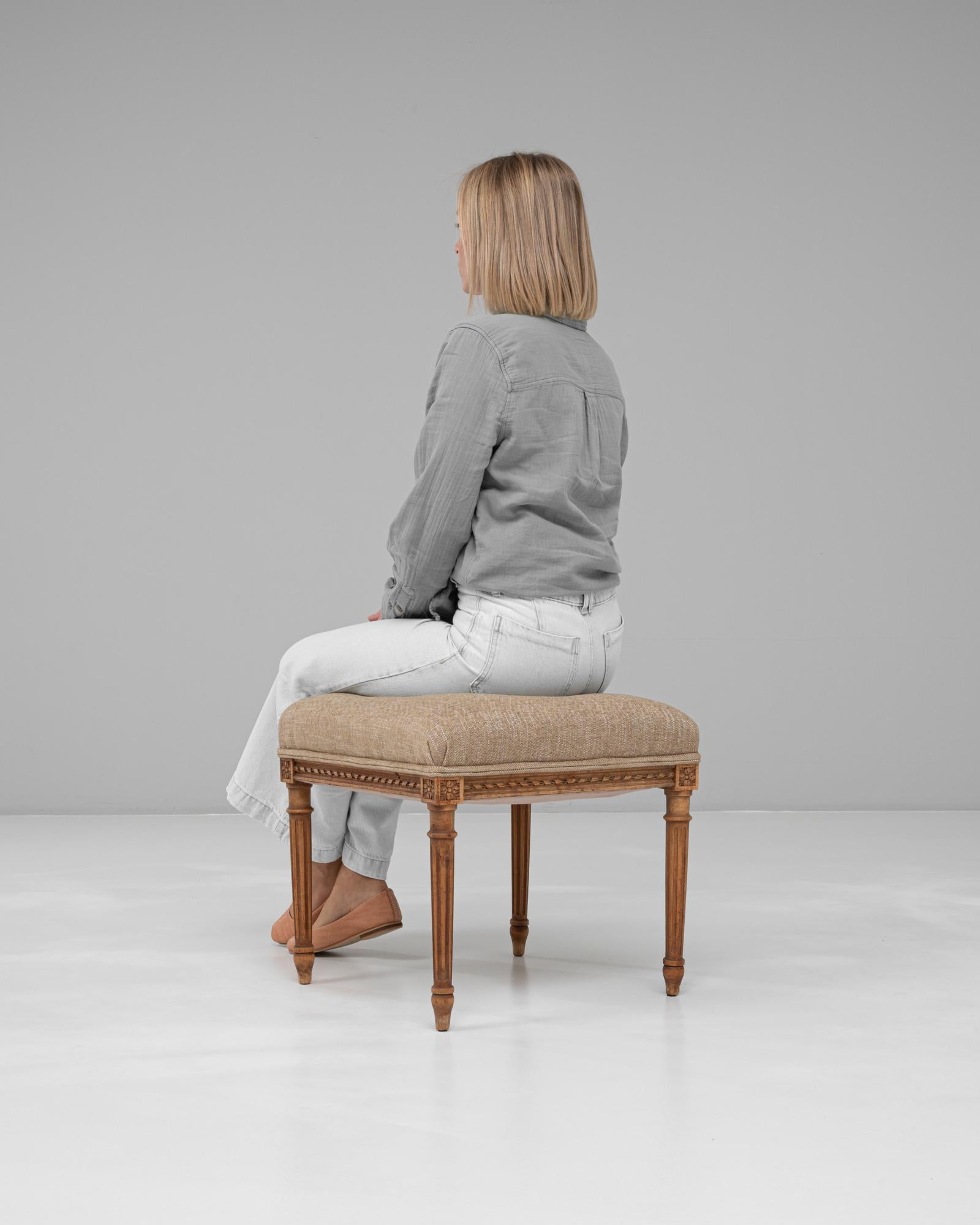 Französischer Louis XVI-Polsterhocker mit geschnitzten Beinen aus der Zeit um 1900 (20. Jahrhundert) im Angebot