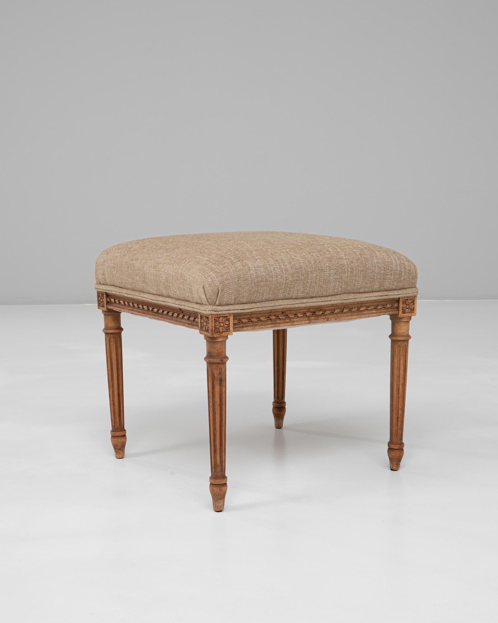 Französischer Louis XVI-Polsterhocker mit geschnitzten Beinen aus der Zeit um 1900 im Angebot 1