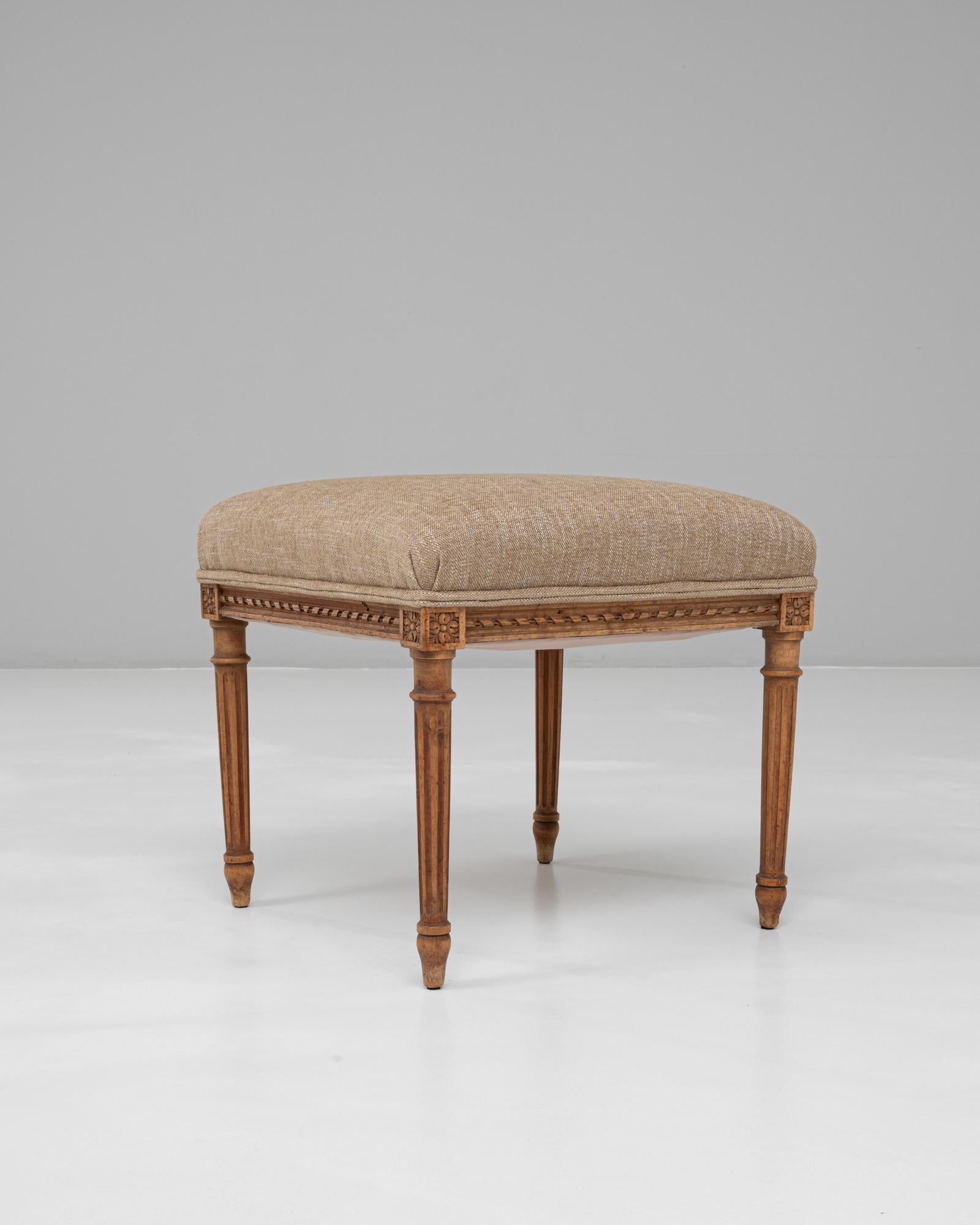 Französischer Louis XVI-Polsterhocker mit geschnitzten Beinen aus der Zeit um 1900 im Angebot 2