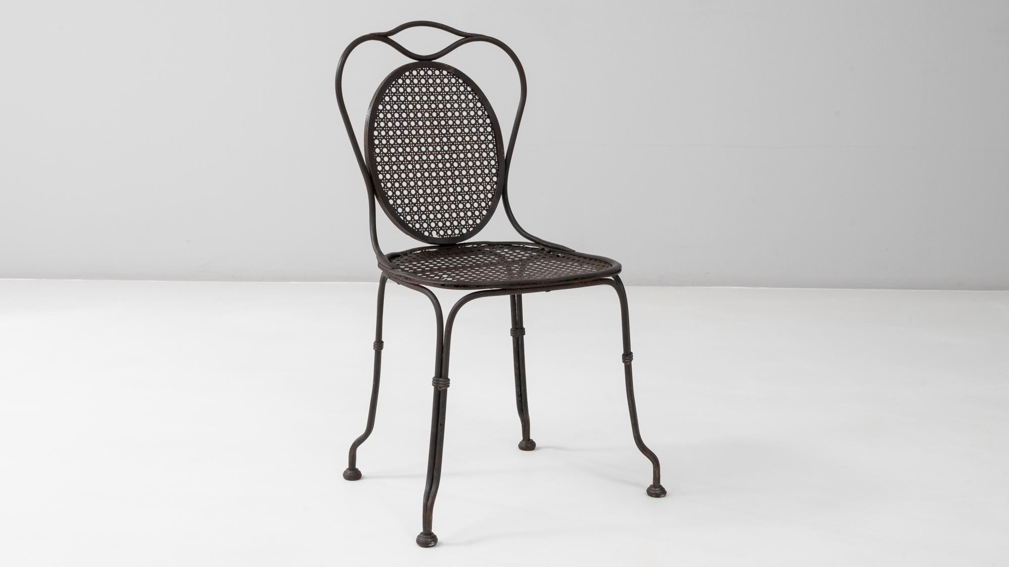 Sedia da giardino francese del 1900 in metallo con schienale ovale in vendita 4