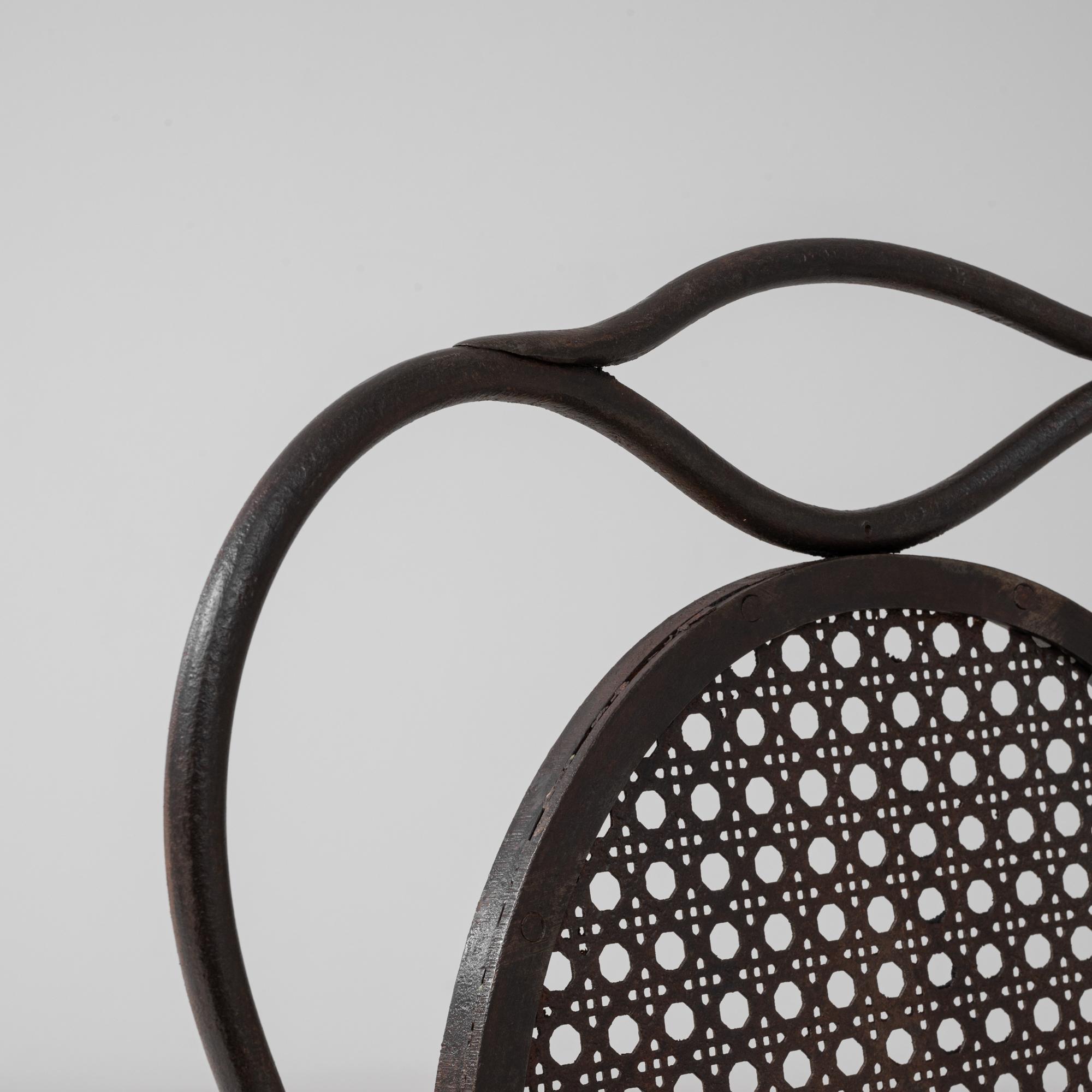 Sedia da giardino francese del 1900 in metallo con schienale ovale in vendita 5